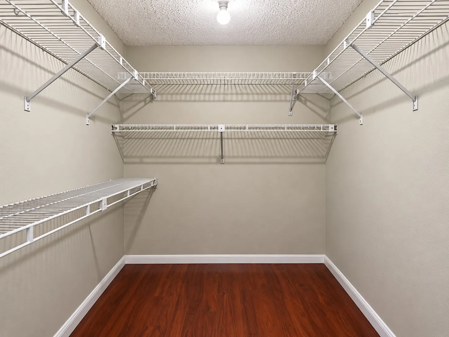 Condominium For Rent in Dallas County , 8545 Midpark Road 6, Dallas, Texas 75240, 2 Bedroom, 2 Bathroom, Garage spaces, 1,035 Sqft, built in 1982, mls#21393648, Real Estate Agent in Dallas, Homes For Rent in Dallas county, Homes For Rent in Dallas, Realtor in Dallas Texas, Real Estate Brokerage Independent Realty Texas, Luminita Cordes Realtor