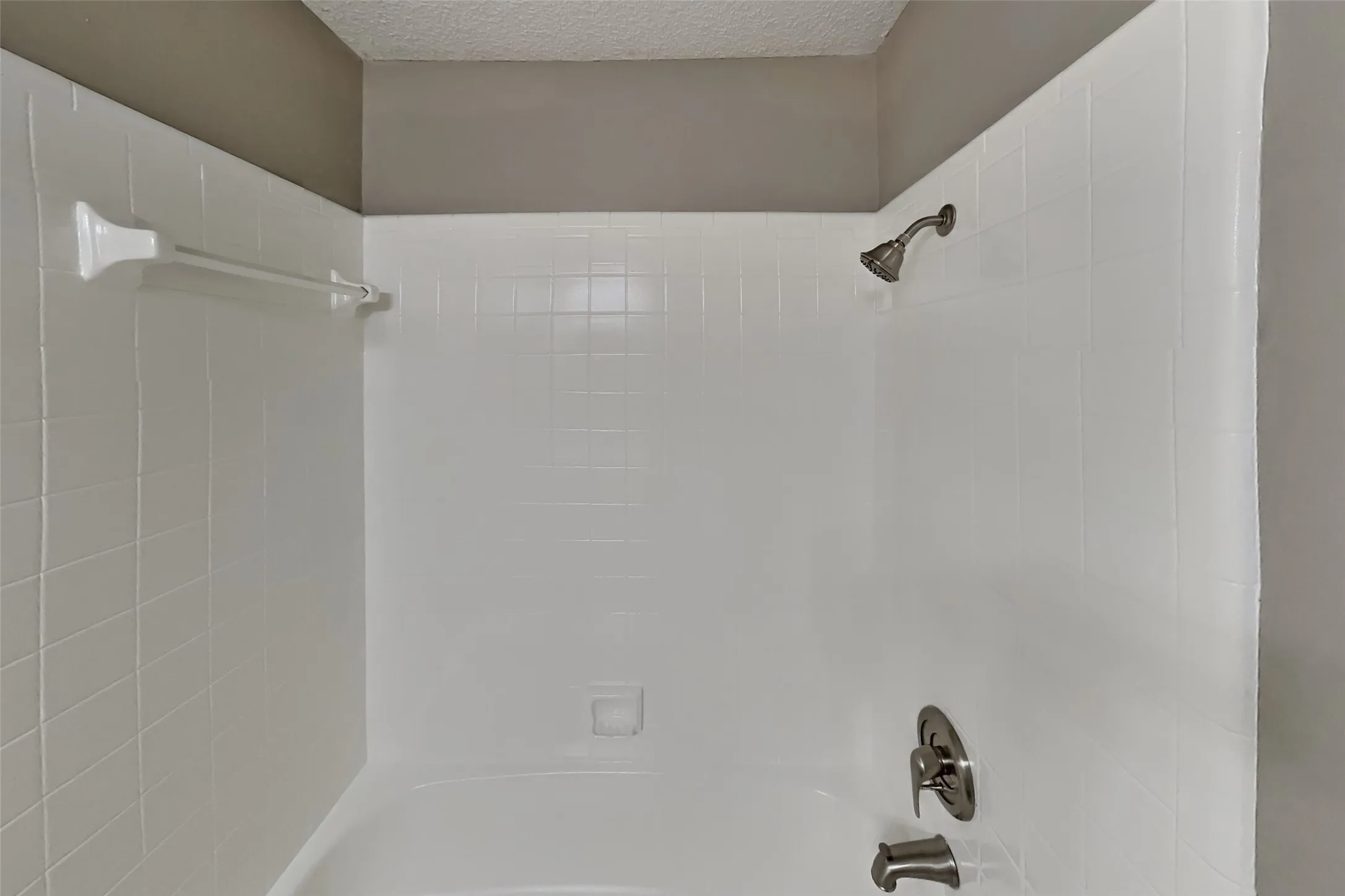 Single Family Residence For Rent in Tarrant County , 1562 Tiffany Forest Lane, Grapevine, Texas 76051, 3 Bedroom, 2 Bathroom, 2 Garage spaces, 1,803 Sqft, built in 1981, mls#21393691, Real Estate Agent in Grapevine, Homes For Rent in Tarrant county, Homes For Rent in Grapevine, Realtor in Grapevine Texas, Real Estate Brokerage Independent Realty Texas, Luminita Cordes Realtor
