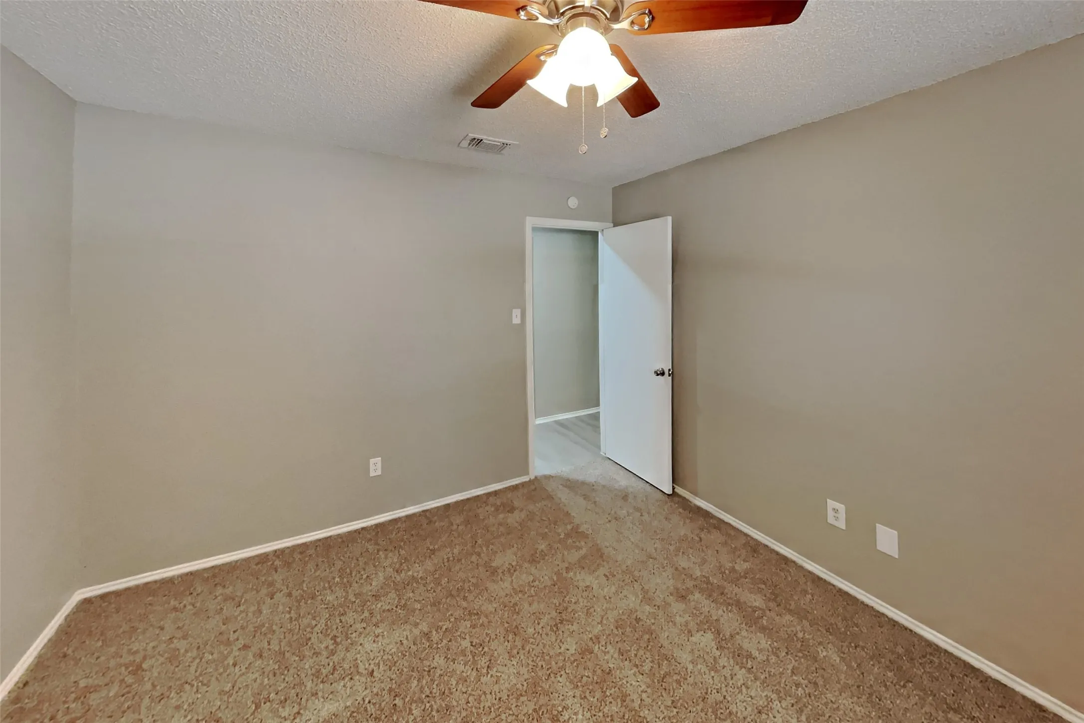 Single Family Residence For Rent in Tarrant County , 1562 Tiffany Forest Lane, Grapevine, Texas 76051, 3 Bedroom, 2 Bathroom, 2 Garage spaces, 1,803 Sqft, built in 1981, mls#21393691, Real Estate Agent in Grapevine, Homes For Rent in Tarrant county, Homes For Rent in Grapevine, Realtor in Grapevine Texas, Real Estate Brokerage Independent Realty Texas, Luminita Cordes Realtor