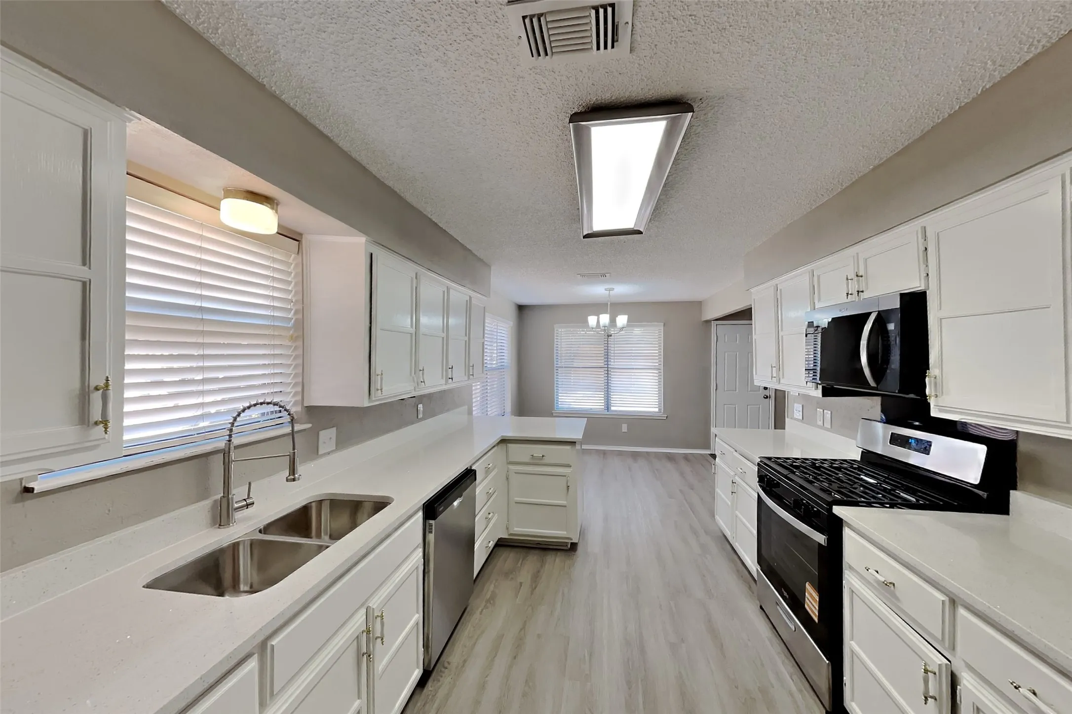 Single Family Residence For Rent in Tarrant County , 1562 Tiffany Forest Lane, Grapevine, Texas 76051, 3 Bedroom, 2 Bathroom, 2 Garage spaces, 1,803 Sqft, built in 1981, mls#21393691, Real Estate Agent in Grapevine, Homes For Rent in Tarrant county, Homes For Rent in Grapevine, Realtor in Grapevine Texas, Real Estate Brokerage Independent Realty Texas, Luminita Cordes Realtor
