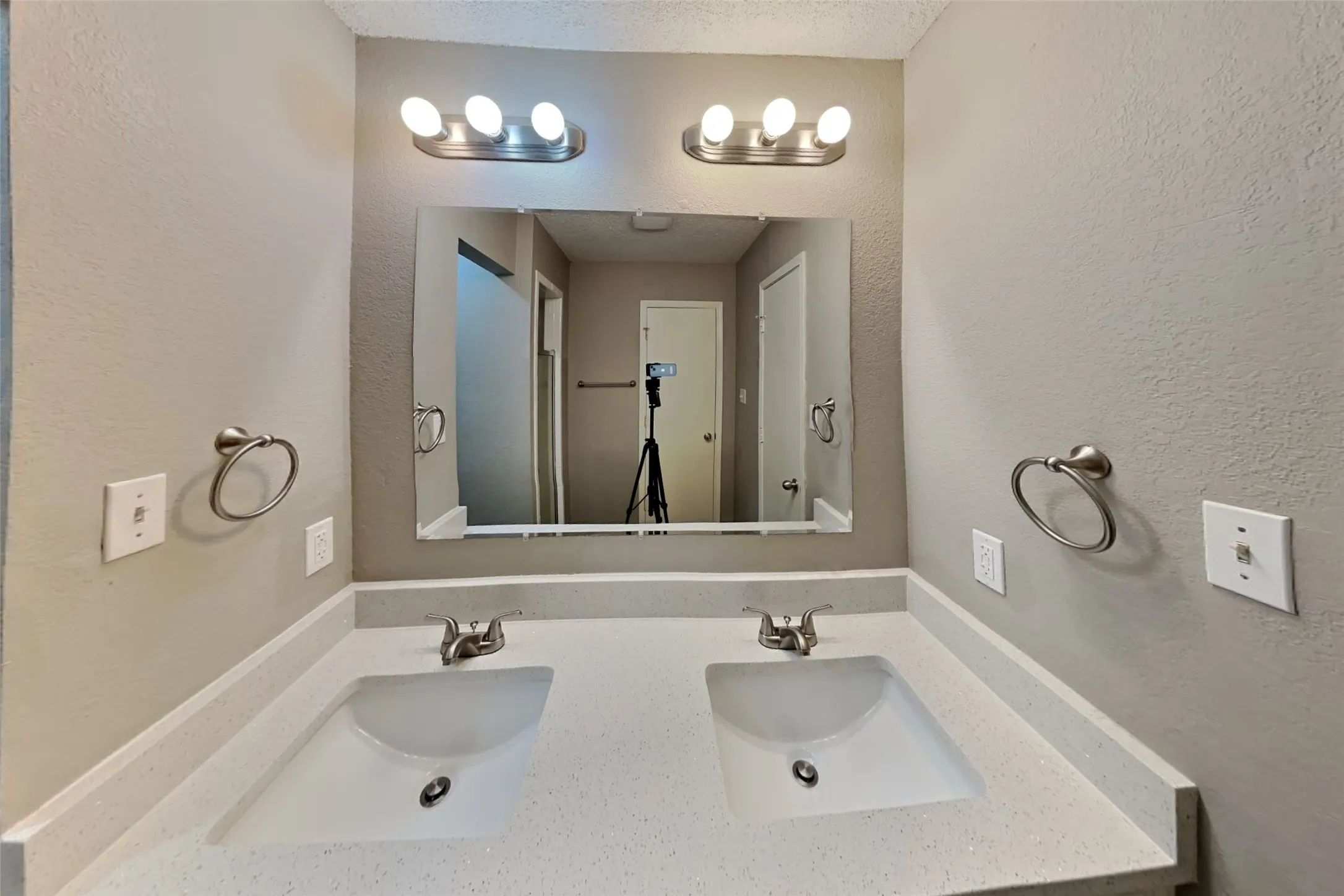 Single Family Residence For Rent in Tarrant County , 1562 Tiffany Forest Lane, Grapevine, Texas 76051, 3 Bedroom, 2 Bathroom, 2 Garage spaces, 1,803 Sqft, built in 1981, mls#21393691, Real Estate Agent in Grapevine, Homes For Rent in Tarrant county, Homes For Rent in Grapevine, Realtor in Grapevine Texas, Real Estate Brokerage Independent Realty Texas, Luminita Cordes Realtor