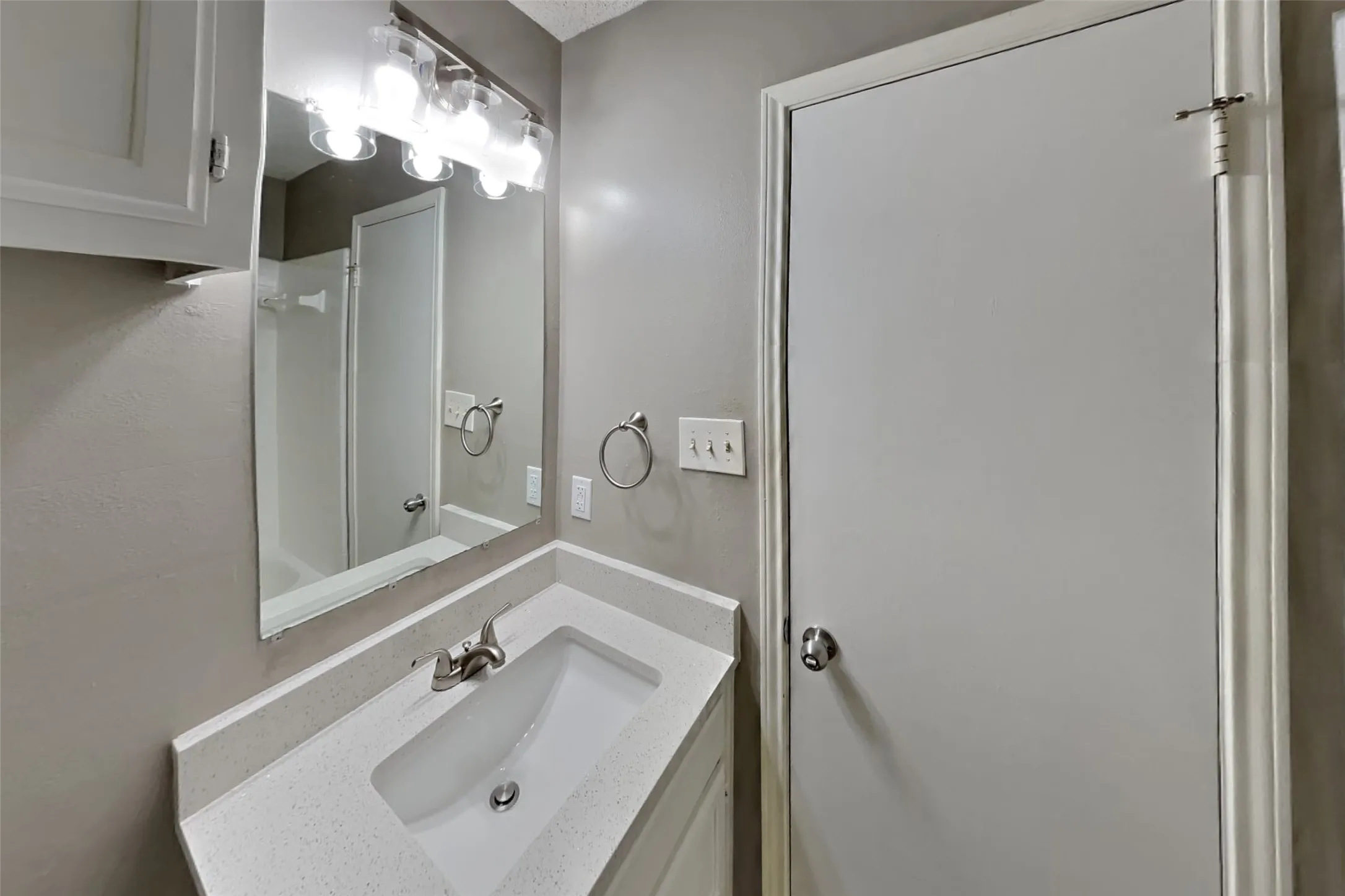 Single Family Residence For Rent in Tarrant County , 1562 Tiffany Forest Lane, Grapevine, Texas 76051, 3 Bedroom, 2 Bathroom, 2 Garage spaces, 1,803 Sqft, built in 1981, mls#21393691, Real Estate Agent in Grapevine, Homes For Rent in Tarrant county, Homes For Rent in Grapevine, Realtor in Grapevine Texas, Real Estate Brokerage Independent Realty Texas, Luminita Cordes Realtor