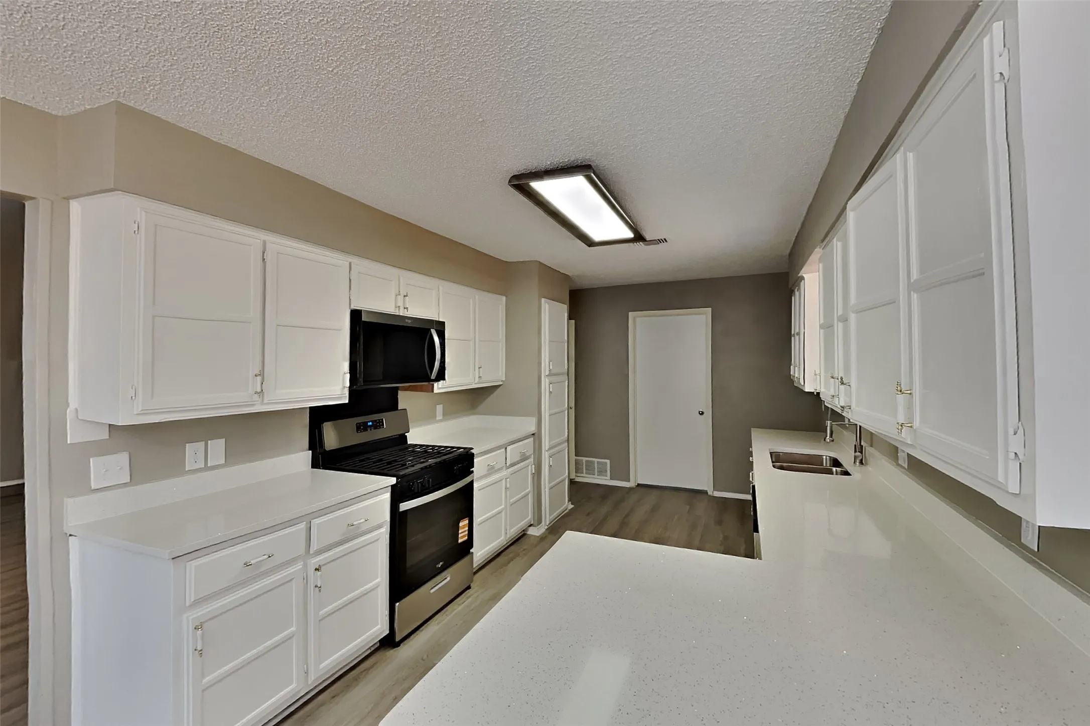 Single Family Residence For Rent in Tarrant County , 1562 Tiffany Forest Lane, Grapevine, Texas 76051, 3 Bedroom, 2 Bathroom, 2 Garage spaces, 1,803 Sqft, built in 1981, mls#21393691, Real Estate Agent in Grapevine, Homes For Rent in Tarrant county, Homes For Rent in Grapevine, Realtor in Grapevine Texas, Real Estate Brokerage Independent Realty Texas, Luminita Cordes Realtor