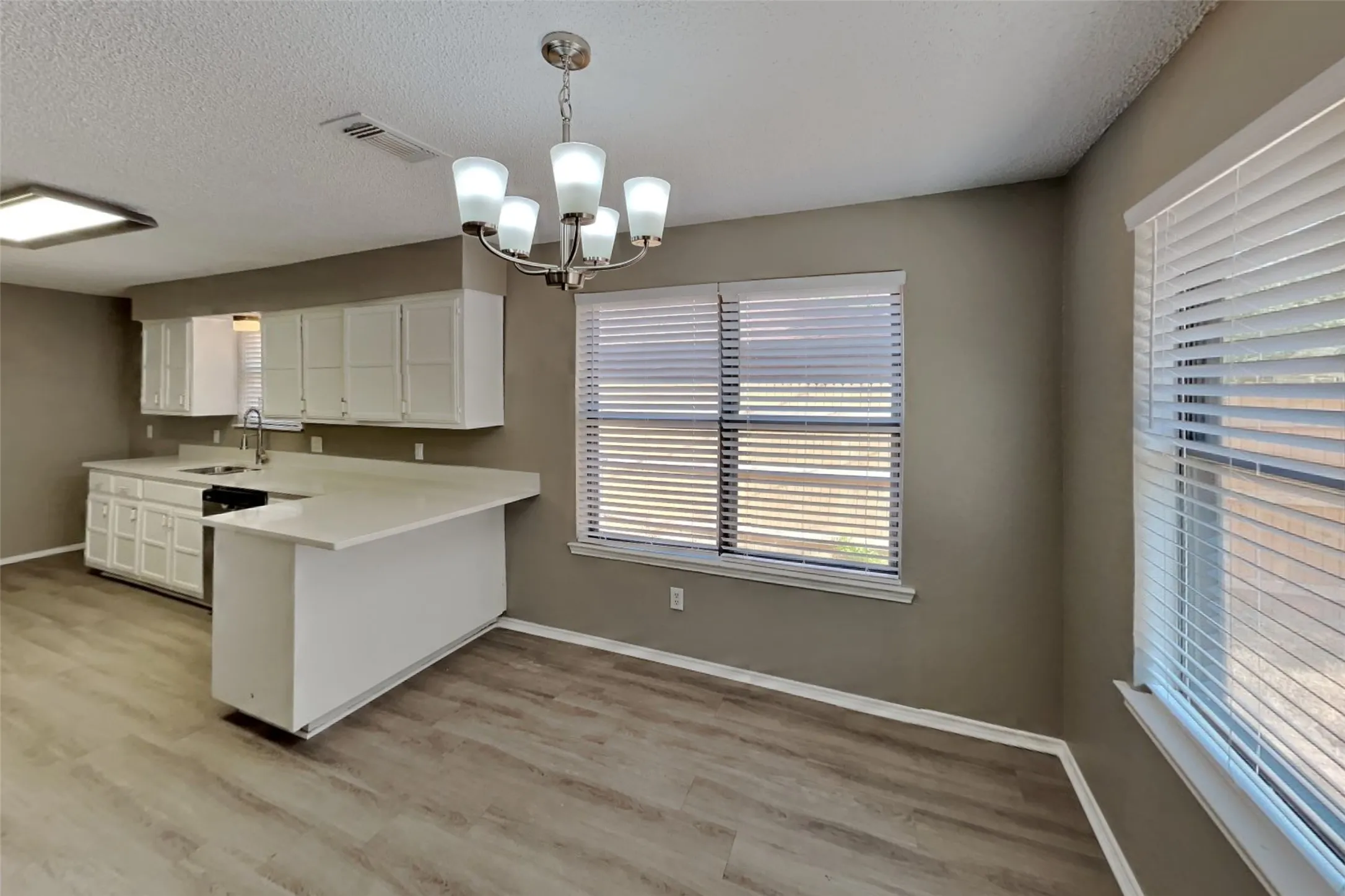 Single Family Residence For Rent in Tarrant County , 1562 Tiffany Forest Lane, Grapevine, Texas 76051, 3 Bedroom, 2 Bathroom, 2 Garage spaces, 1,803 Sqft, built in 1981, mls#21393691, Real Estate Agent in Grapevine, Homes For Rent in Tarrant county, Homes For Rent in Grapevine, Realtor in Grapevine Texas, Real Estate Brokerage Independent Realty Texas, Luminita Cordes Realtor