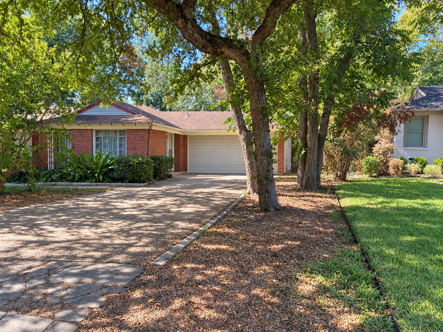 Single Family Residence For Sale in Dallas County , 1727 Whittier Avenue, Dallas, Texas 75218, 2 Bedroom, 2 Bathroom, 1 Garage spaces, 1,410 Sqft, built in 1951, mls#21393693, Real Estate Agent in Dallas, Homes For Sale in Dallas county, Homes For Sale in Dallas, Realtor in Dallas Texas, Real Estate Brokerage Independent Realty Texas, Luminita Cordes Realtor