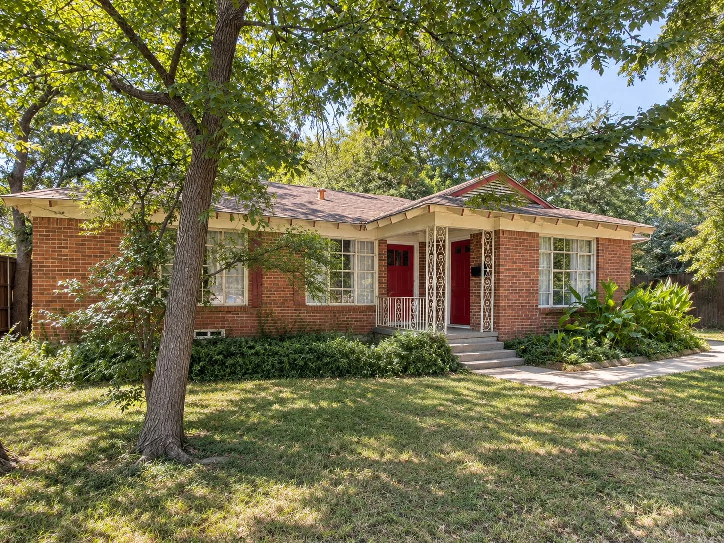 Single Family Residence For Sale in Dallas County , 1727 Whittier Avenue, Dallas, Texas 75218, 2 Bedroom, 2 Bathroom, 1 Garage spaces, 1,410 Sqft, built in 1951, mls#21393693, Real Estate Agent in Dallas, Homes For Sale in Dallas county, Homes For Sale in Dallas, Realtor in Dallas Texas, Real Estate Brokerage Independent Realty Texas, Luminita Cordes Realtor
