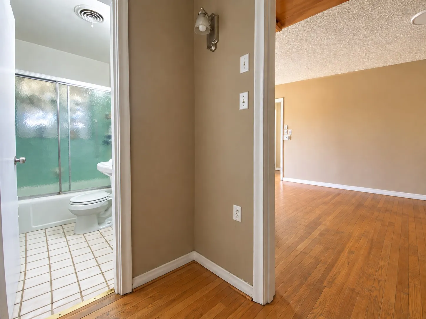 Single Family Residence For Sale in Dallas County , 1727 Whittier Avenue, Dallas, Texas 75218, 2 Bedroom, 2 Bathroom, 1 Garage spaces, 1,410 Sqft, built in 1951, mls#21393693, Real Estate Agent in Dallas, Homes For Sale in Dallas county, Homes For Sale in Dallas, Realtor in Dallas Texas, Real Estate Brokerage Independent Realty Texas, Luminita Cordes Realtor