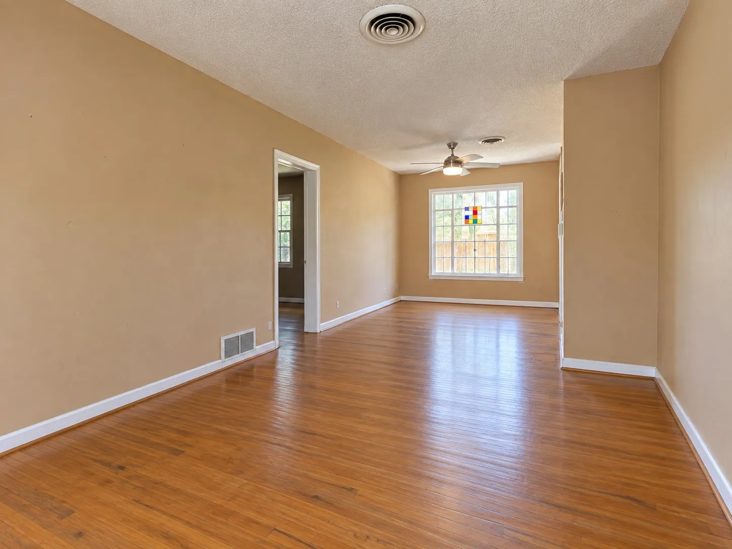 Single Family Residence For Sale in Dallas County , 1727 Whittier Avenue, Dallas, Texas 75218, 2 Bedroom, 2 Bathroom, 1 Garage spaces, 1,410 Sqft, built in 1951, mls#21393693, Real Estate Agent in Dallas, Homes For Sale in Dallas county, Homes For Sale in Dallas, Realtor in Dallas Texas, Real Estate Brokerage Independent Realty Texas, Luminita Cordes Realtor