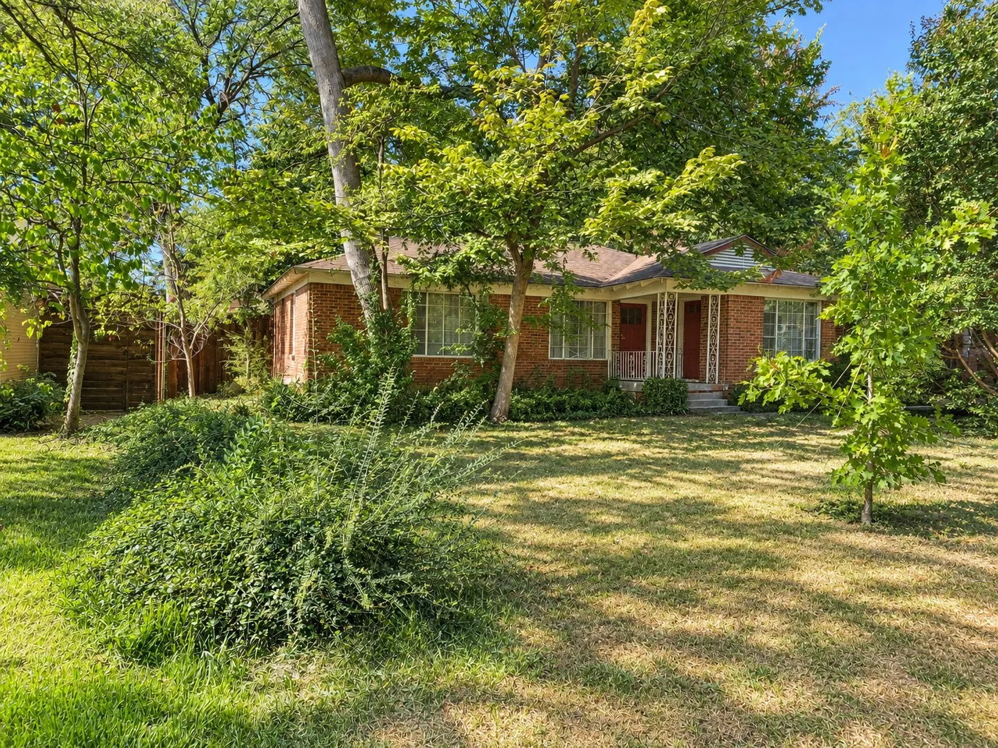 Single Family Residence For Sale in Dallas County , 1727 Whittier Avenue, Dallas, Texas 75218, 2 Bedroom, 2 Bathroom, 1 Garage spaces, 1,410 Sqft, built in 1951, mls#21393693, Real Estate Agent in Dallas, Homes For Sale in Dallas county, Homes For Sale in Dallas, Realtor in Dallas Texas, Real Estate Brokerage Independent Realty Texas, Luminita Cordes Realtor