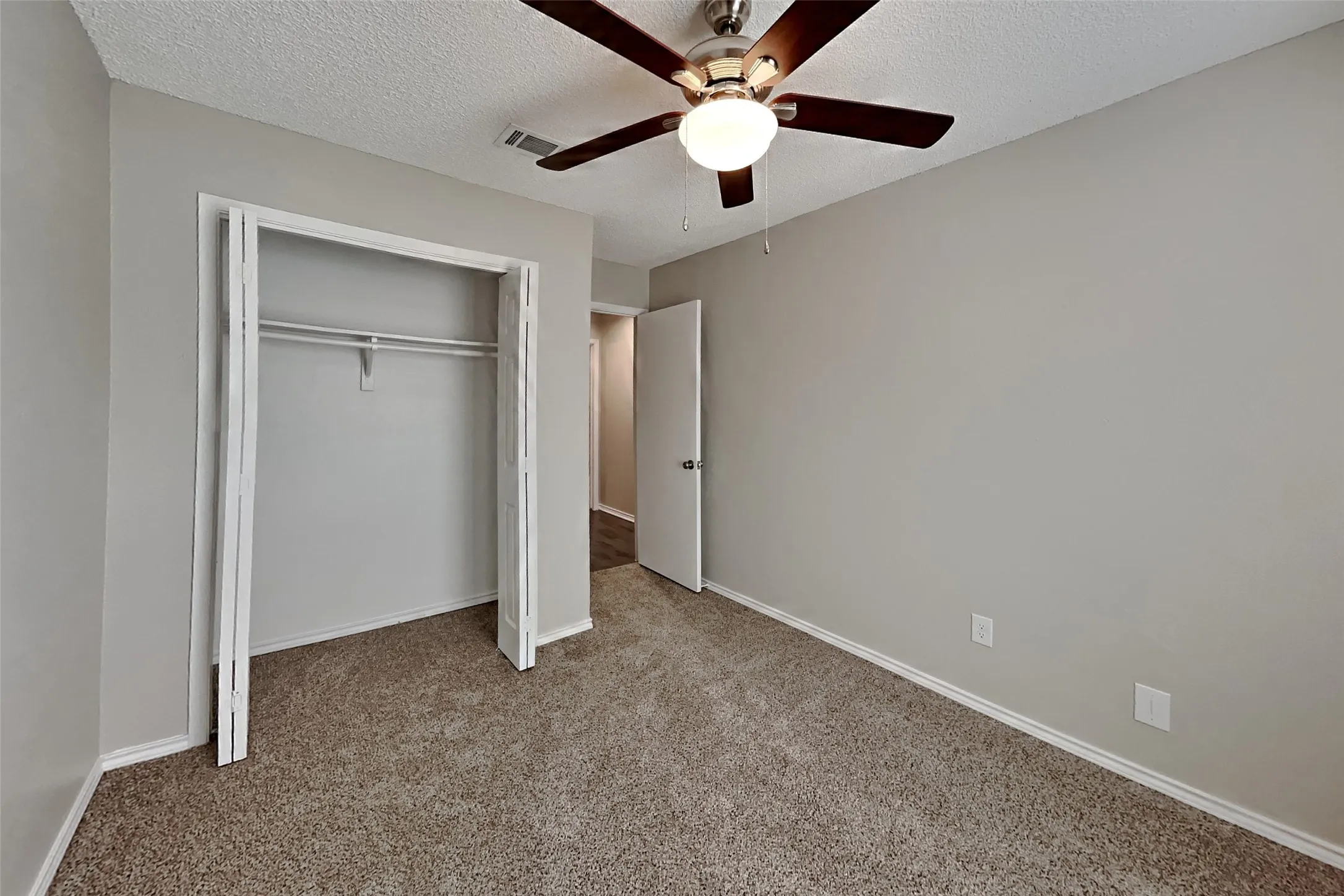 Single Family Residence For Rent in Tarrant County , 621 Meadowview Drive, Mansfield, Texas 76063, 3 Bedroom, 2 Bathroom, 2 Garage spaces, 1,335 Sqft, built in 1979, mls#21393697, Real Estate Agent in Mansfield, Homes For Rent in Tarrant county, Homes For Rent in Mansfield, Realtor in Mansfield Texas, Real Estate Brokerage Independent Realty Texas, Luminita Cordes Realtor