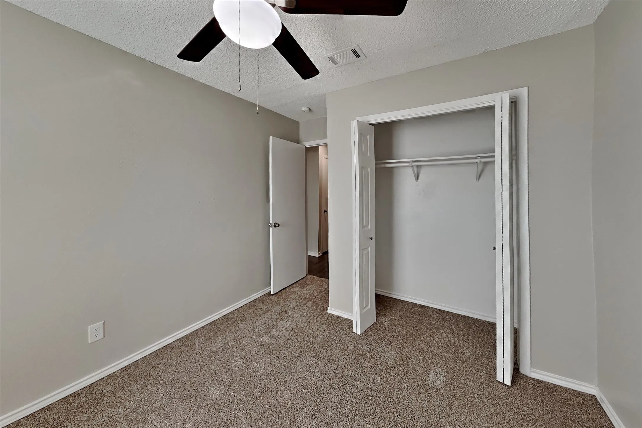 Single Family Residence For Rent in Tarrant County , 621 Meadowview Drive, Mansfield, Texas 76063, 3 Bedroom, 2 Bathroom, 2 Garage spaces, 1,335 Sqft, built in 1979, mls#21393697, Real Estate Agent in Mansfield, Homes For Rent in Tarrant county, Homes For Rent in Mansfield, Realtor in Mansfield Texas, Real Estate Brokerage Independent Realty Texas, Luminita Cordes Realtor