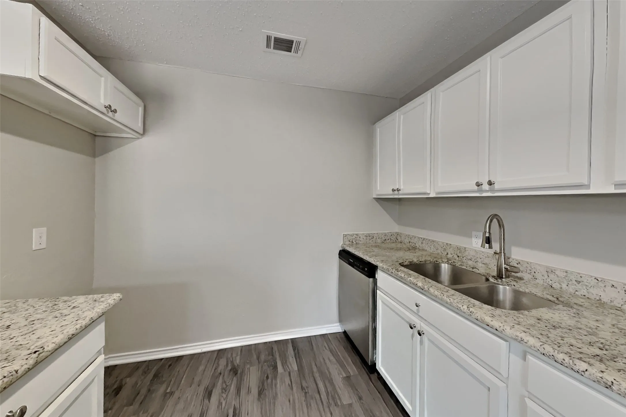 Single Family Residence For Rent in Tarrant County , 621 Meadowview Drive, Mansfield, Texas 76063, 3 Bedroom, 2 Bathroom, 2 Garage spaces, 1,335 Sqft, built in 1979, mls#21393697, Real Estate Agent in Mansfield, Homes For Rent in Tarrant county, Homes For Rent in Mansfield, Realtor in Mansfield Texas, Real Estate Brokerage Independent Realty Texas, Luminita Cordes Realtor