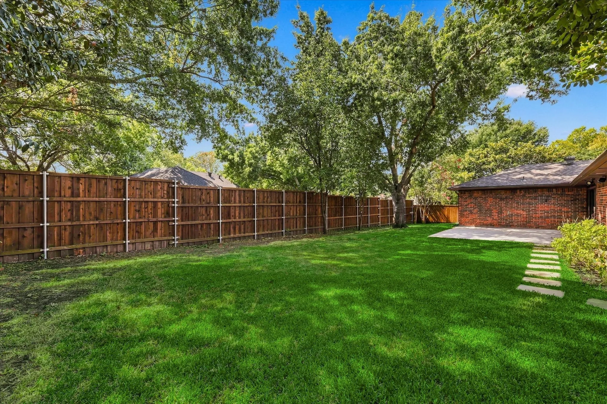 What a Great Back Yard for Kids or Pets to Play