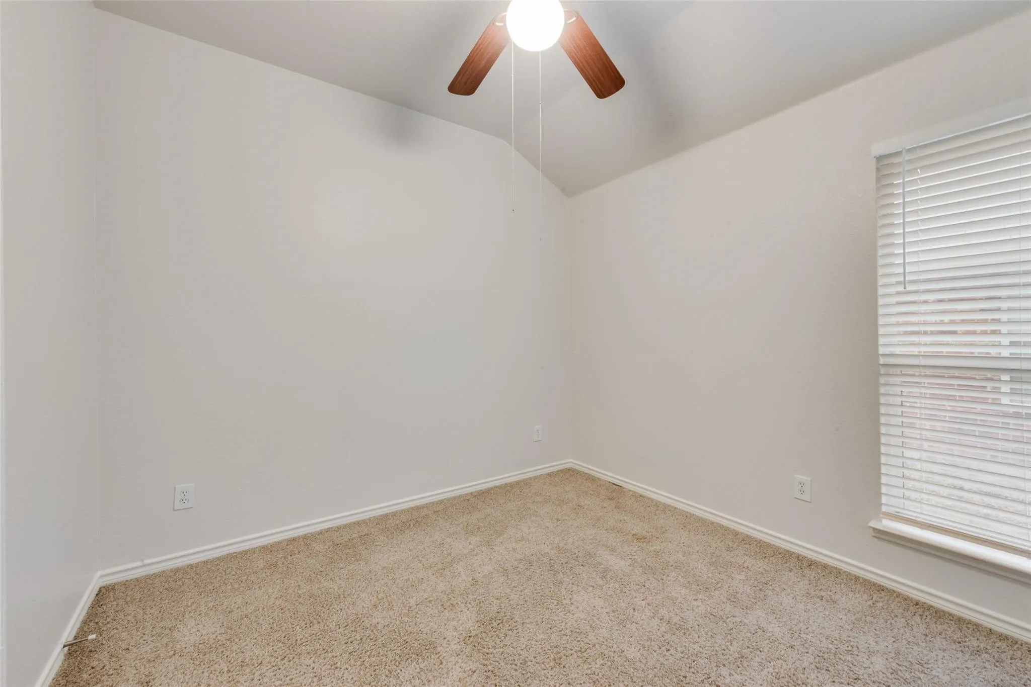 Single Family Residence For Rent in Rockwall County , 2760 Beacon Hill Drive, Rockwall, Texas 75087, 4 Bedroom, 2 Bathroom, 2 Garage spaces, 2,102 Sqft, built in 2003, mls#21393500, Real Estate Agent in Rockwall, Homes For Rent in Rockwall county, Homes For Rent in Rockwall, Realtor in Rockwall Texas, Real Estate Brokerage Independent Realty Texas, Luminita Cordes Realtor