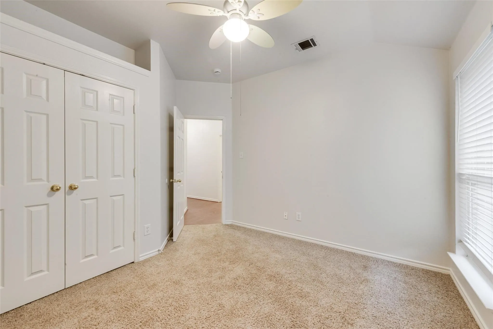 Single Family Residence For Rent in Rockwall County , 2760 Beacon Hill Drive, Rockwall, Texas 75087, 4 Bedroom, 2 Bathroom, 2 Garage spaces, 2,102 Sqft, built in 2003, mls#21393500, Real Estate Agent in Rockwall, Homes For Rent in Rockwall county, Homes For Rent in Rockwall, Realtor in Rockwall Texas, Real Estate Brokerage Independent Realty Texas, Luminita Cordes Realtor