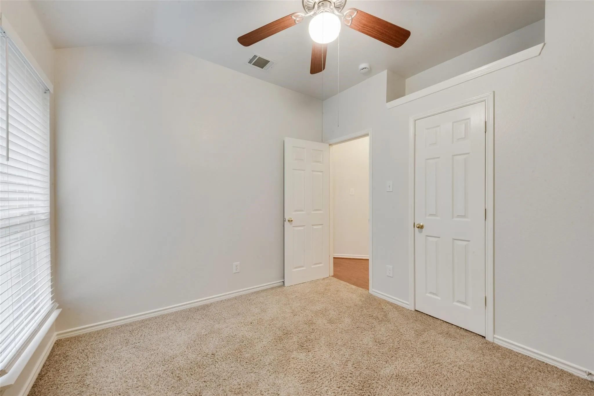 Single Family Residence For Rent in Rockwall County , 2760 Beacon Hill Drive, Rockwall, Texas 75087, 4 Bedroom, 2 Bathroom, 2 Garage spaces, 2,102 Sqft, built in 2003, mls#21393500, Real Estate Agent in Rockwall, Homes For Rent in Rockwall county, Homes For Rent in Rockwall, Realtor in Rockwall Texas, Real Estate Brokerage Independent Realty Texas, Luminita Cordes Realtor
