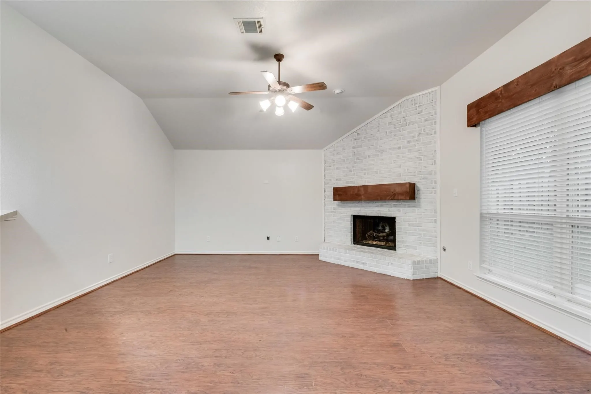 Single Family Residence For Rent in Rockwall County , 2760 Beacon Hill Drive, Rockwall, Texas 75087, 4 Bedroom, 2 Bathroom, 2 Garage spaces, 2,102 Sqft, built in 2003, mls#21393500, Real Estate Agent in Rockwall, Homes For Rent in Rockwall county, Homes For Rent in Rockwall, Realtor in Rockwall Texas, Real Estate Brokerage Independent Realty Texas, Luminita Cordes Realtor