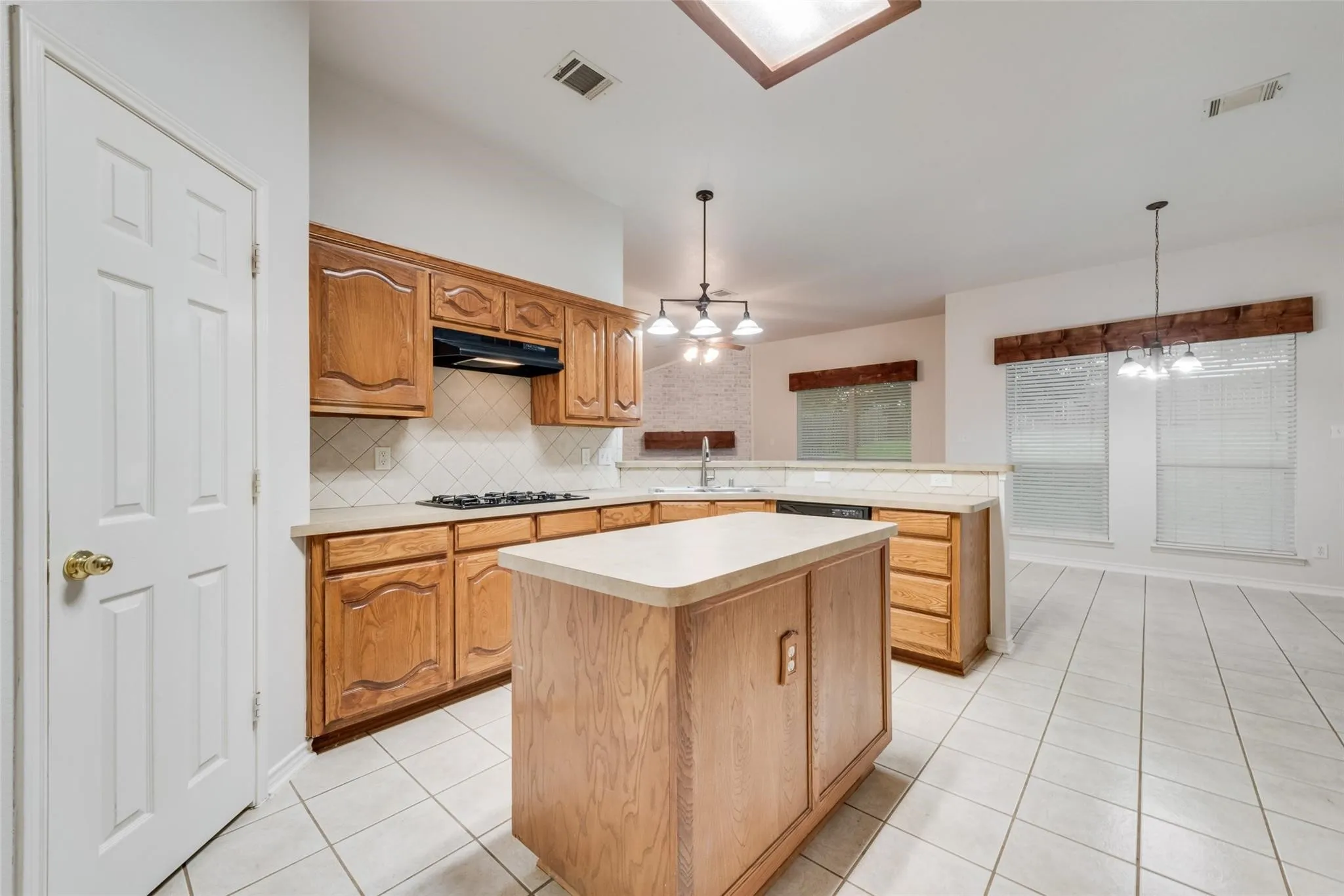 Single Family Residence For Rent in Rockwall County , 2760 Beacon Hill Drive, Rockwall, Texas 75087, 4 Bedroom, 2 Bathroom, 2 Garage spaces, 2,102 Sqft, built in 2003, mls#21393500, Real Estate Agent in Rockwall, Homes For Rent in Rockwall county, Homes For Rent in Rockwall, Realtor in Rockwall Texas, Real Estate Brokerage Independent Realty Texas, Luminita Cordes Realtor