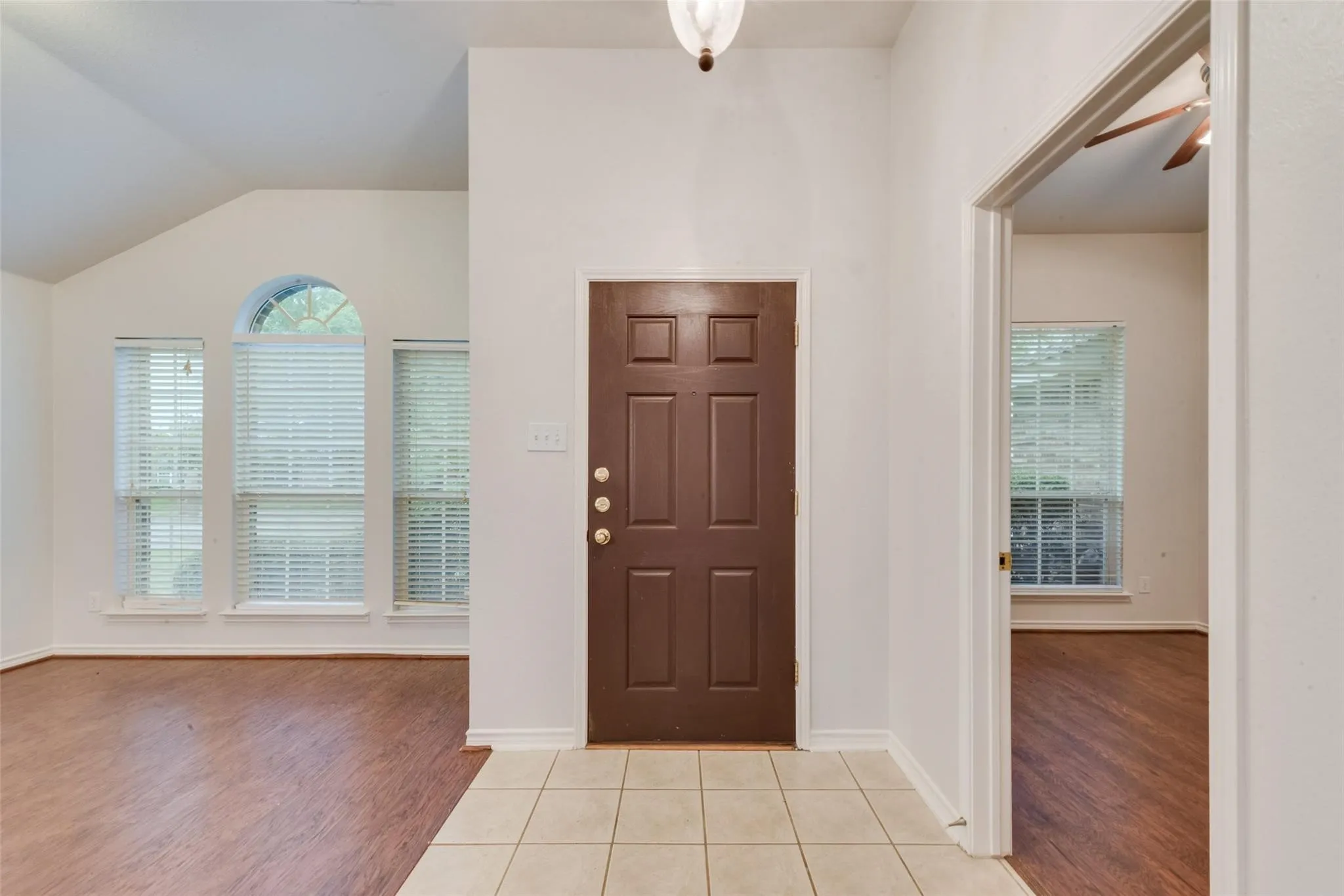 Single Family Residence For Rent in Rockwall County , 2760 Beacon Hill Drive, Rockwall, Texas 75087, 4 Bedroom, 2 Bathroom, 2 Garage spaces, 2,102 Sqft, built in 2003, mls#21393500, Real Estate Agent in Rockwall, Homes For Rent in Rockwall county, Homes For Rent in Rockwall, Realtor in Rockwall Texas, Real Estate Brokerage Independent Realty Texas, Luminita Cordes Realtor