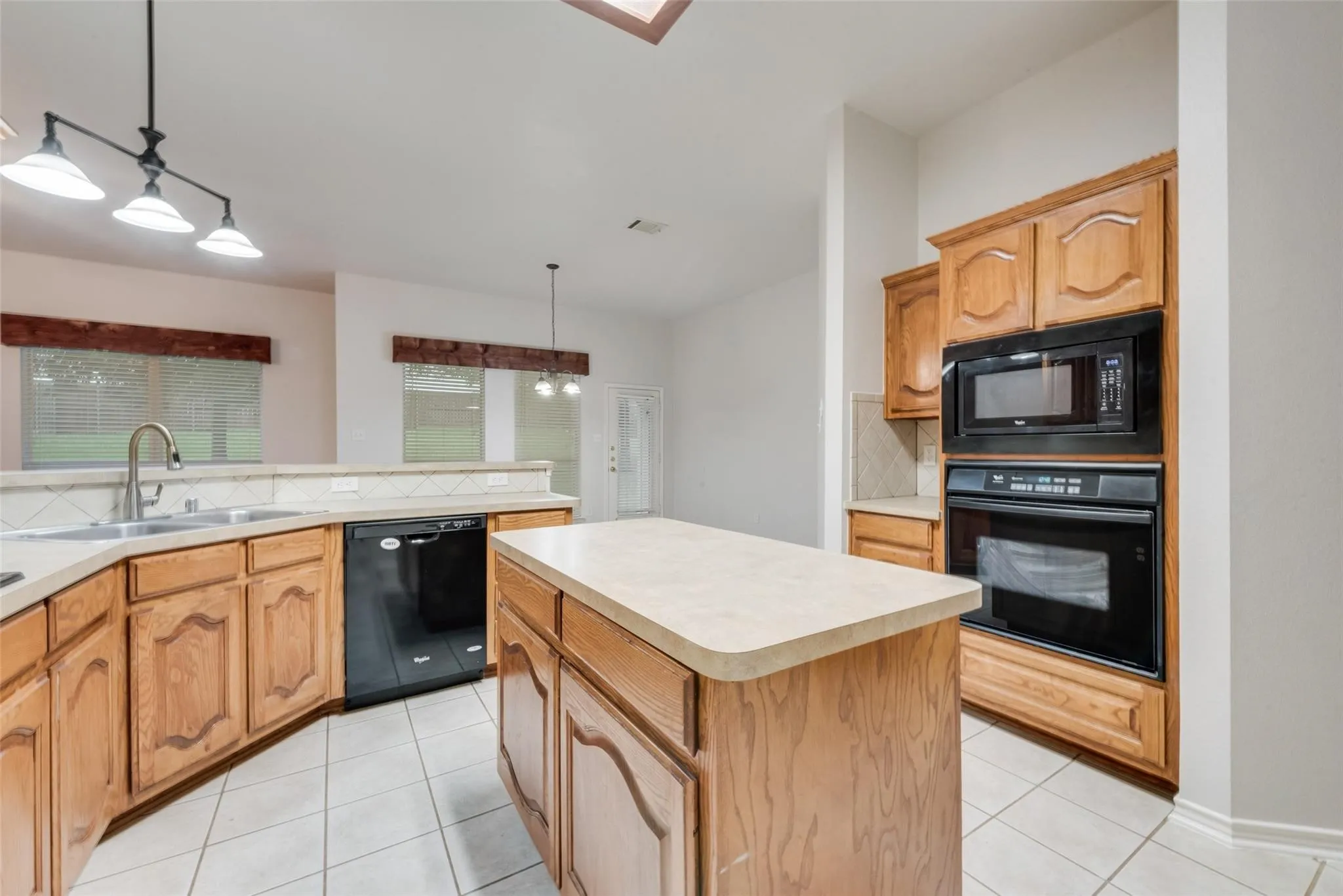 Single Family Residence For Rent in Rockwall County , 2760 Beacon Hill Drive, Rockwall, Texas 75087, 4 Bedroom, 2 Bathroom, 2 Garage spaces, 2,102 Sqft, built in 2003, mls#21393500, Real Estate Agent in Rockwall, Homes For Rent in Rockwall county, Homes For Rent in Rockwall, Realtor in Rockwall Texas, Real Estate Brokerage Independent Realty Texas, Luminita Cordes Realtor