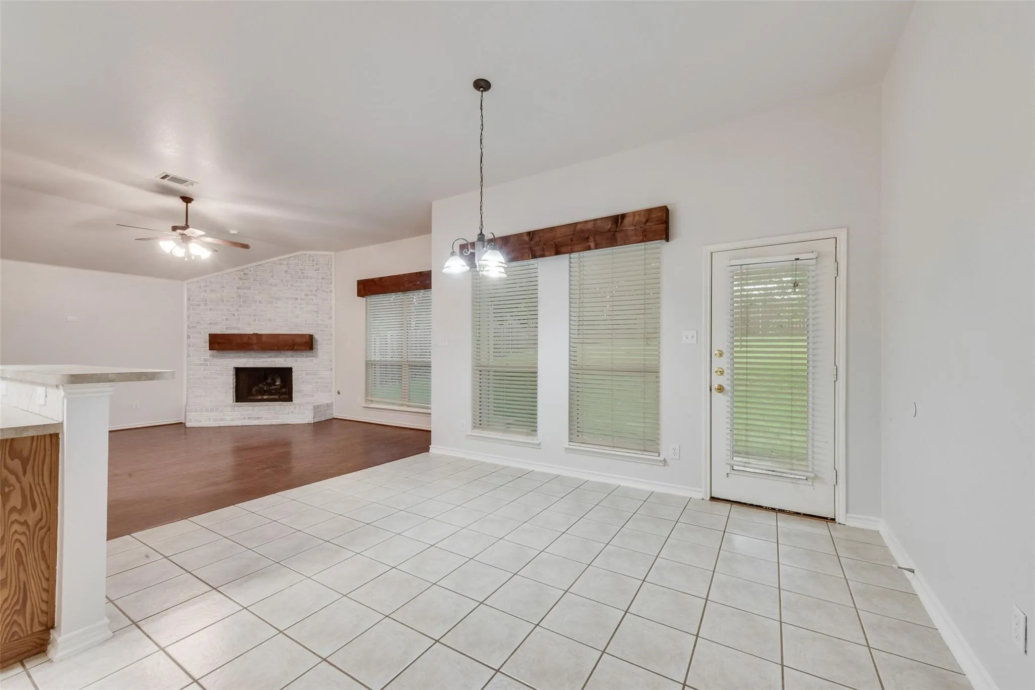 Single Family Residence For Rent in Rockwall County , 2760 Beacon Hill Drive, Rockwall, Texas 75087, 4 Bedroom, 2 Bathroom, 2 Garage spaces, 2,102 Sqft, built in 2003, mls#21393500, Real Estate Agent in Rockwall, Homes For Rent in Rockwall county, Homes For Rent in Rockwall, Realtor in Rockwall Texas, Real Estate Brokerage Independent Realty Texas, Luminita Cordes Realtor
