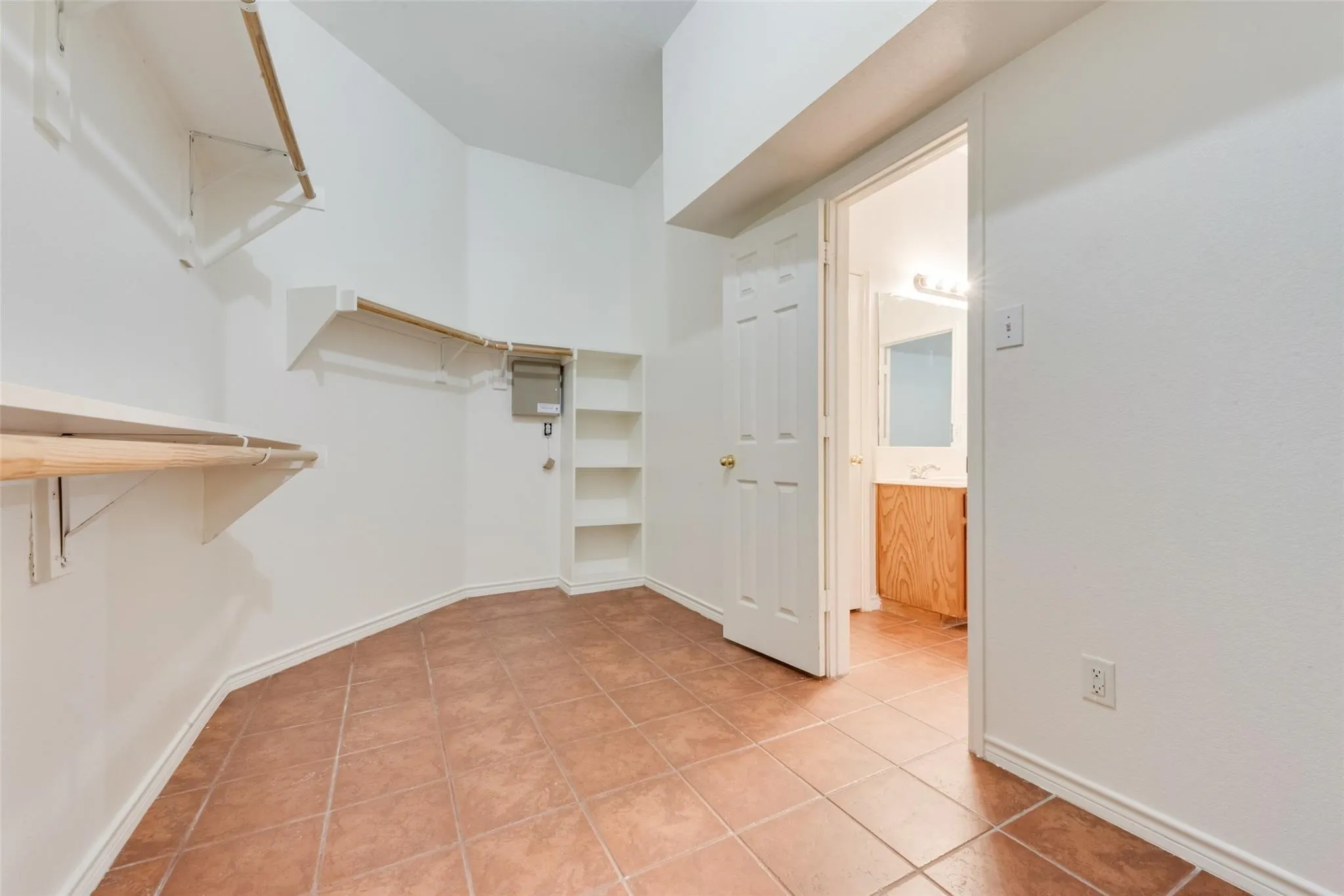 Single Family Residence For Rent in Rockwall County , 2760 Beacon Hill Drive, Rockwall, Texas 75087, 4 Bedroom, 2 Bathroom, 2 Garage spaces, 2,102 Sqft, built in 2003, mls#21393500, Real Estate Agent in Rockwall, Homes For Rent in Rockwall county, Homes For Rent in Rockwall, Realtor in Rockwall Texas, Real Estate Brokerage Independent Realty Texas, Luminita Cordes Realtor