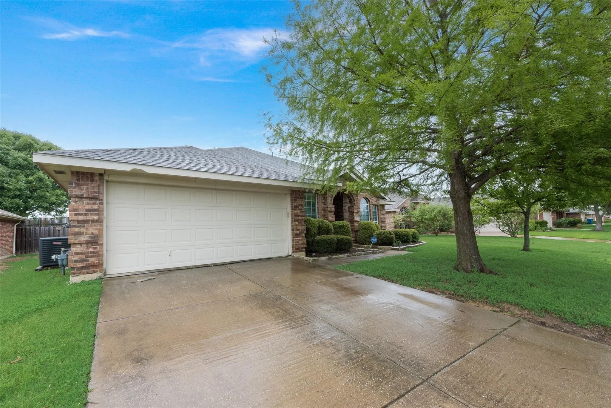 Single Family Residence For Rent in Rockwall County , 2760 Beacon Hill Drive, Rockwall, Texas 75087, 4 Bedroom, 2 Bathroom, 2 Garage spaces, 2,102 Sqft, built in 2003, mls#21393500, Real Estate Agent in Rockwall, Homes For Rent in Rockwall county, Homes For Rent in Rockwall, Realtor in Rockwall Texas, Real Estate Brokerage Independent Realty Texas, Luminita Cordes Realtor