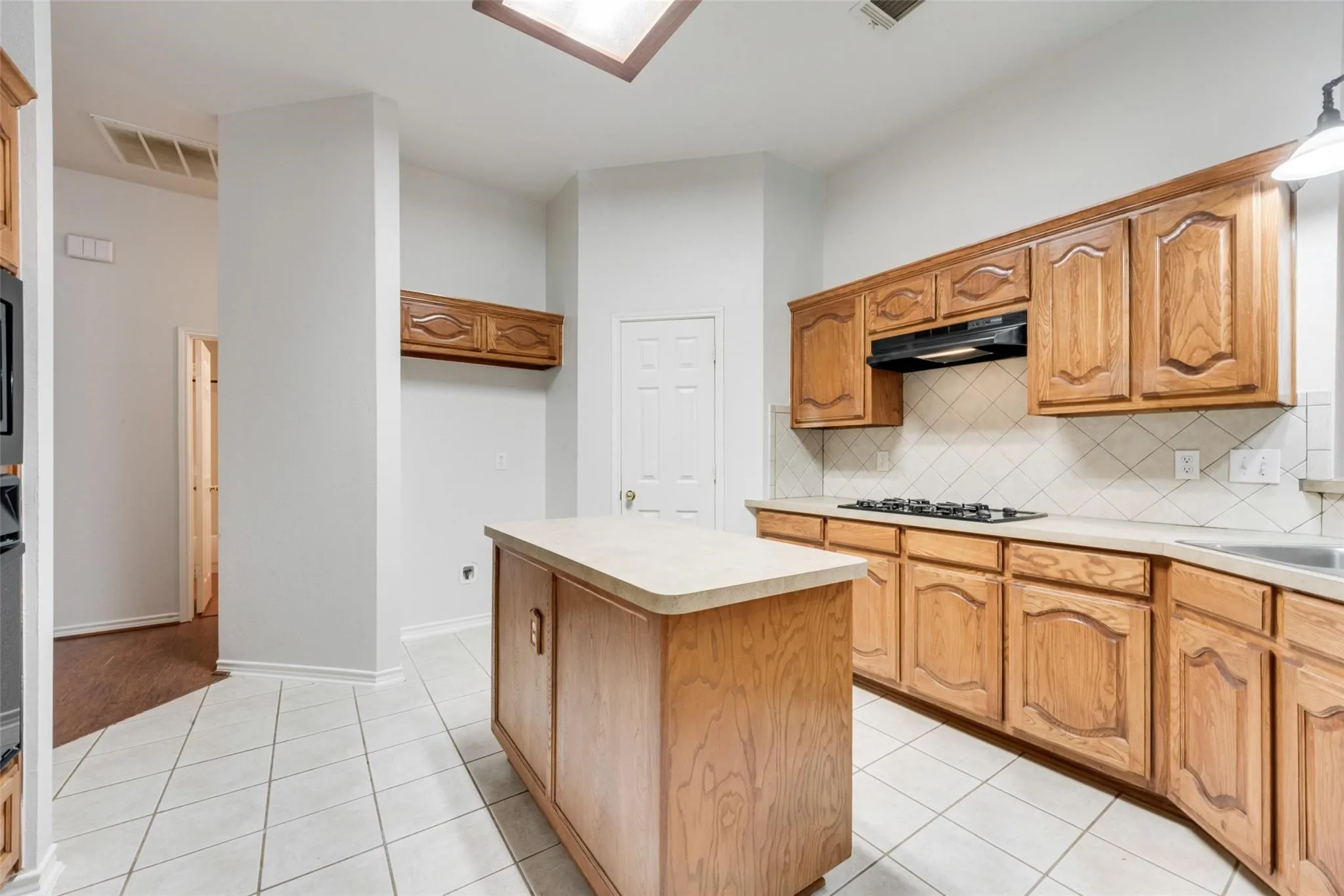 Single Family Residence For Rent in Rockwall County , 2760 Beacon Hill Drive, Rockwall, Texas 75087, 4 Bedroom, 2 Bathroom, 2 Garage spaces, 2,102 Sqft, built in 2003, mls#21393500, Real Estate Agent in Rockwall, Homes For Rent in Rockwall county, Homes For Rent in Rockwall, Realtor in Rockwall Texas, Real Estate Brokerage Independent Realty Texas, Luminita Cordes Realtor