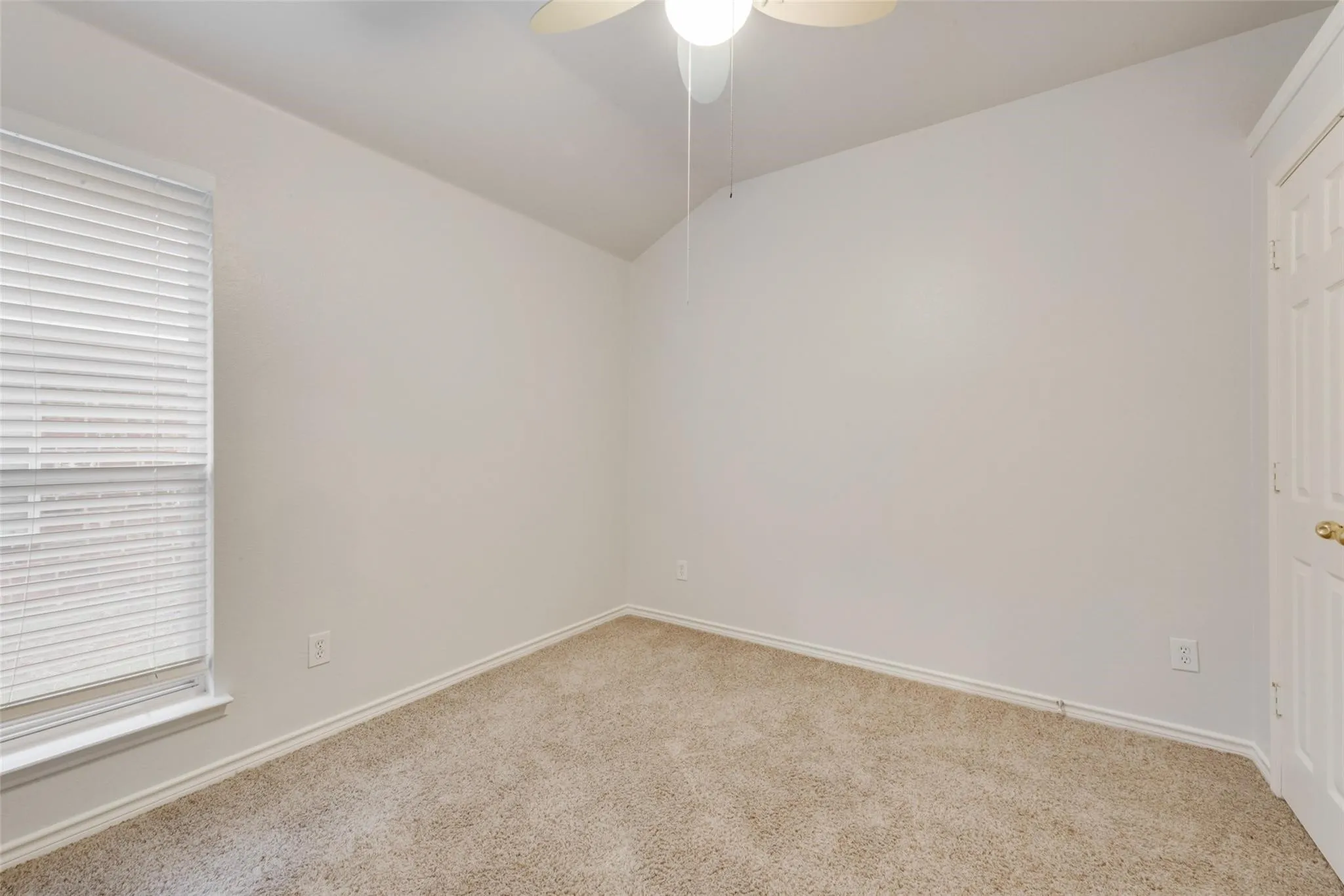Single Family Residence For Rent in Rockwall County , 2760 Beacon Hill Drive, Rockwall, Texas 75087, 4 Bedroom, 2 Bathroom, 2 Garage spaces, 2,102 Sqft, built in 2003, mls#21393500, Real Estate Agent in Rockwall, Homes For Rent in Rockwall county, Homes For Rent in Rockwall, Realtor in Rockwall Texas, Real Estate Brokerage Independent Realty Texas, Luminita Cordes Realtor