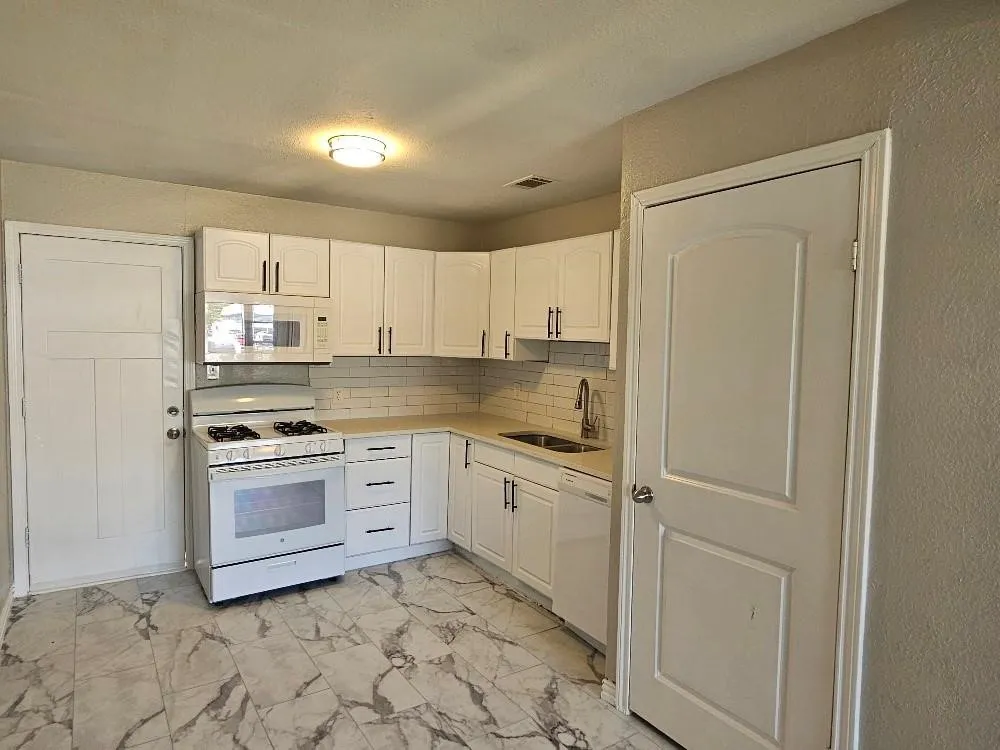 Single Family Residence For Sale in Tarrant County , 4825 Highway Drive, Fort Worth, Texas 76116, 2 Bedroom, 1 Bathroom, Garage spaces, 720 Sqft, built in 1952, mls#21392661, Real Estate Agent in Fort Worth, Homes For Sale in Tarrant county, Homes For Sale in Fort Worth, Realtor in Fort Worth Texas, Real Estate Brokerage Independent Realty Texas, Luminita Cordes Realtor