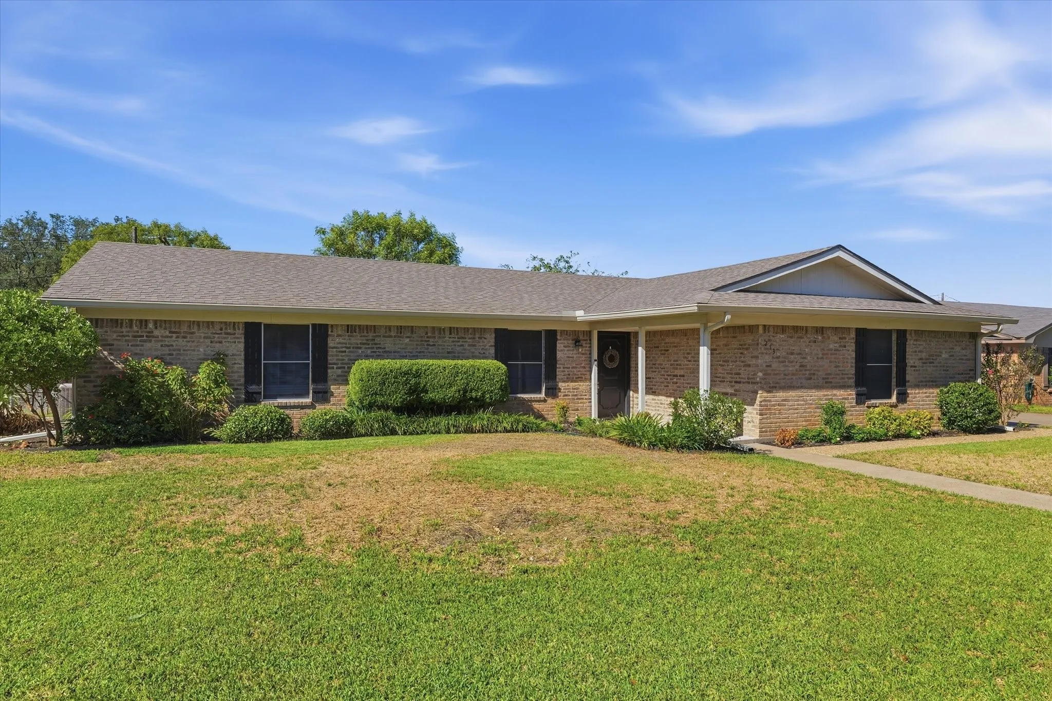 Single Family Residence For Sale in Mc Lennan County , 213 Travis Lane, Hewitt, Texas 76643, 3 Bedroom, 2 Bathroom, 2 Garage spaces, 1,684 Sqft, built in 1978, mls#21393717, Real Estate Agent in Hewitt, Homes For Sale in Mc Lennan county, Homes For Sale in Hewitt, Realtor in Hewitt Texas, Real Estate Brokerage Independent Realty Texas, Luminita Cordes Realtor