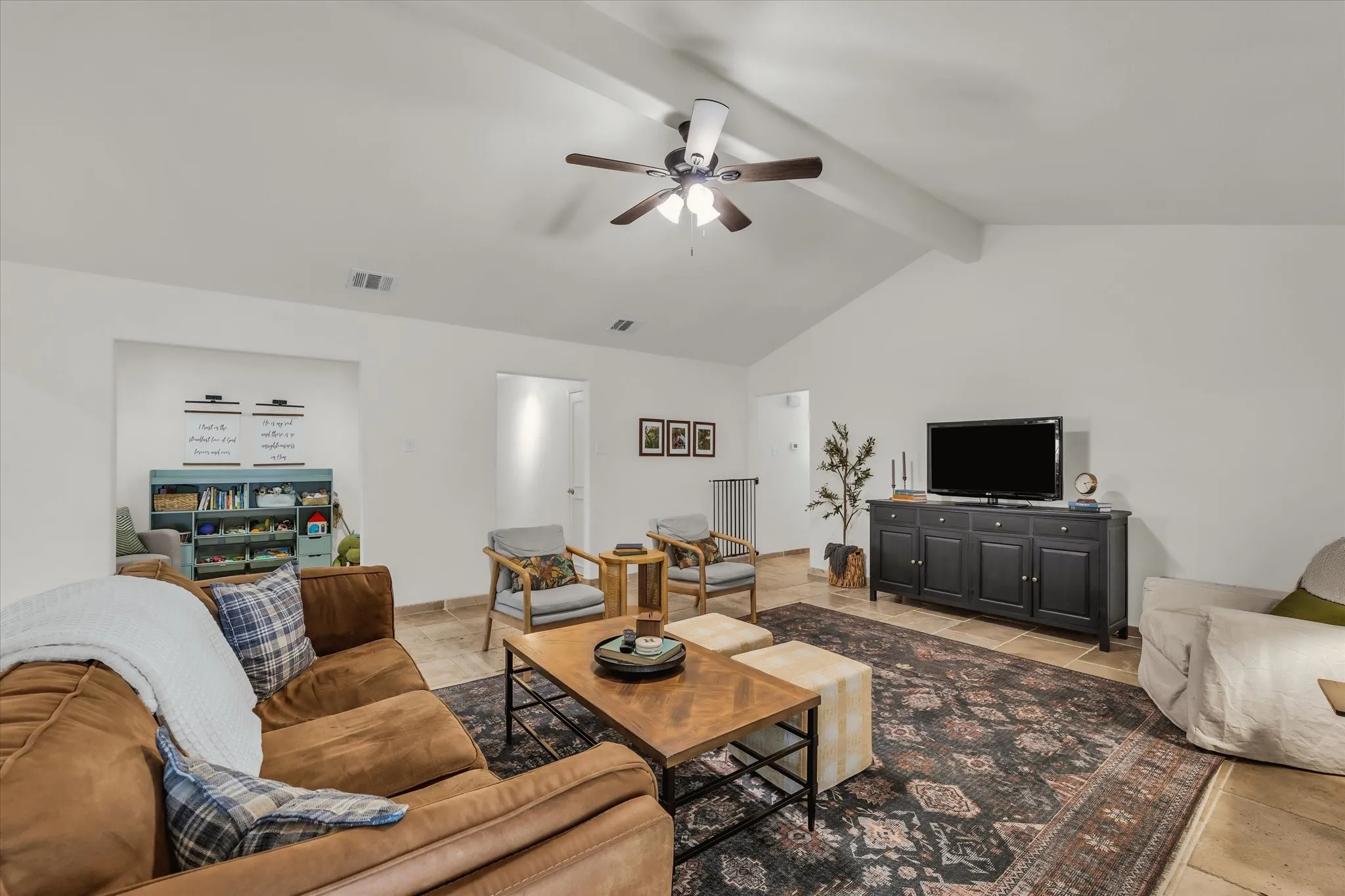 Single Family Residence For Sale in Mc Lennan County , 213 Travis Lane, Hewitt, Texas 76643, 3 Bedroom, 2 Bathroom, 2 Garage spaces, 1,684 Sqft, built in 1978, mls#21393717, Real Estate Agent in Hewitt, Homes For Sale in Mc Lennan county, Homes For Sale in Hewitt, Realtor in Hewitt Texas, Real Estate Brokerage Independent Realty Texas, Luminita Cordes Realtor