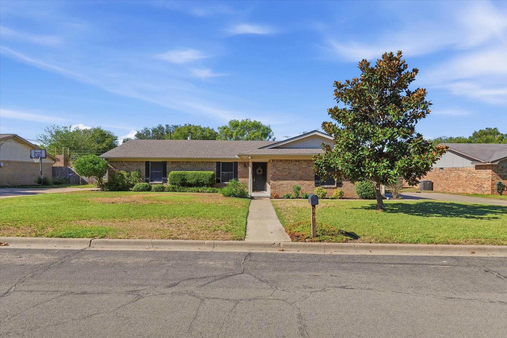 Single Family Residence For Sale in Mc Lennan County , 213 Travis Lane, Hewitt, Texas 76643, 3 Bedroom, 2 Bathroom, 2 Garage spaces, 1,684 Sqft, built in 1978, mls#21393717, Real Estate Agent in Hewitt, Homes For Sale in Mc Lennan county, Homes For Sale in Hewitt, Realtor in Hewitt Texas, Real Estate Brokerage Independent Realty Texas, Luminita Cordes Realtor