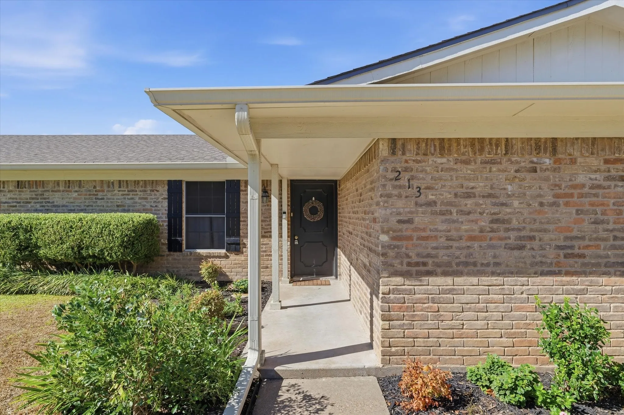 Single Family Residence For Sale in Mc Lennan County , 213 Travis Lane, Hewitt, Texas 76643, 3 Bedroom, 2 Bathroom, 2 Garage spaces, 1,684 Sqft, built in 1978, mls#21393717, Real Estate Agent in Hewitt, Homes For Sale in Mc Lennan county, Homes For Sale in Hewitt, Realtor in Hewitt Texas, Real Estate Brokerage Independent Realty Texas, Luminita Cordes Realtor