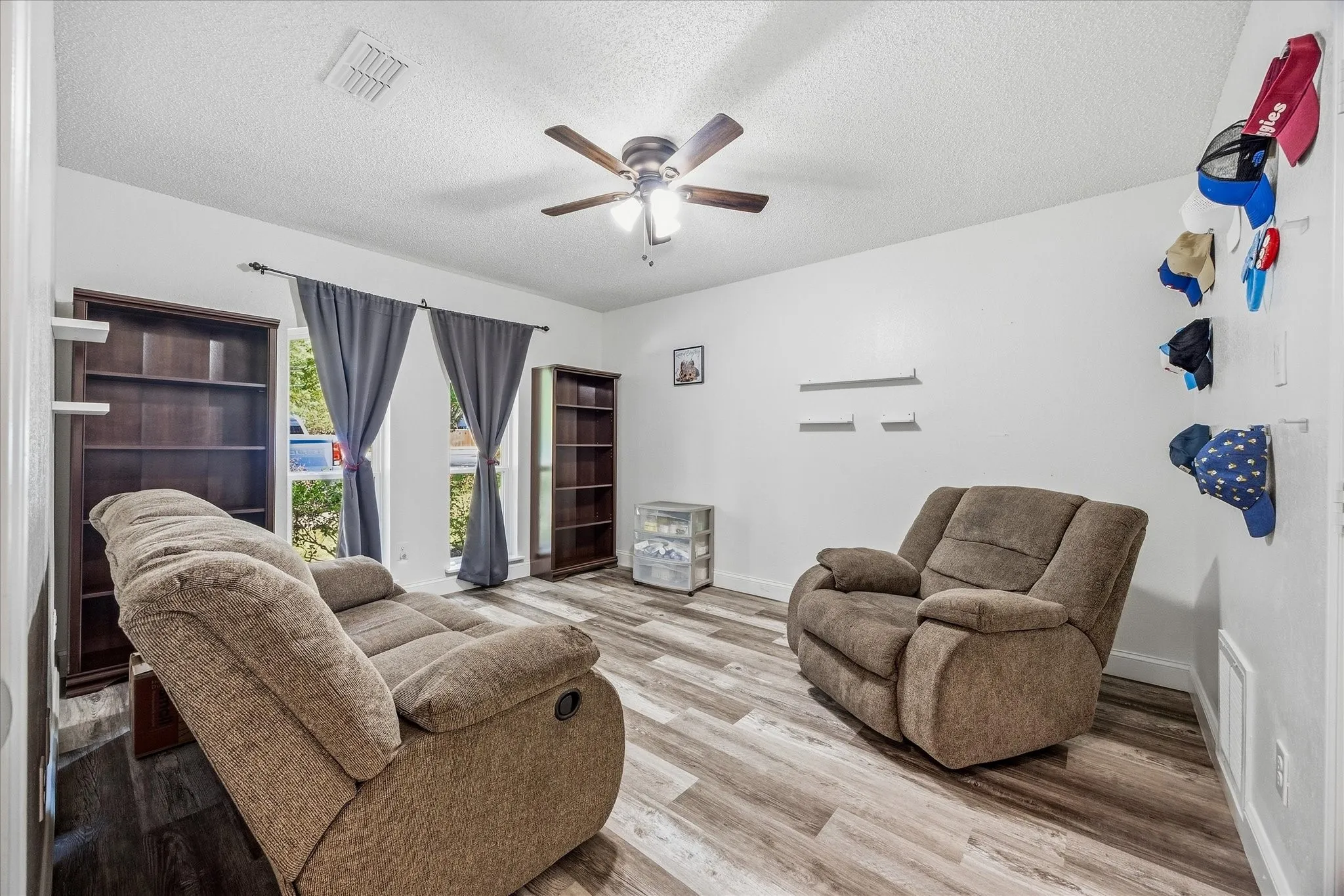 Single Family Residence For Sale in Dallas County , 106 Barnes Bridge Road, Sunnyvale, Texas 75182, 4 Bedroom, 3 Bathroom, 2 Garage spaces, 2,692 Sqft, built in 1986, mls#21392597, Real Estate Agent in Sunnyvale, Homes For Sale in Dallas county, Homes For Sale in Sunnyvale, Realtor in Sunnyvale Texas, Real Estate Brokerage Independent Realty Texas, Luminita Cordes Realtor