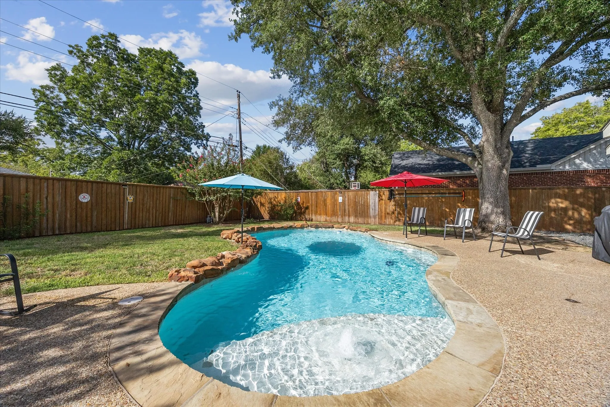 Single Family Residence For Sale in Dallas County , 106 Barnes Bridge Road, Sunnyvale, Texas 75182, 4 Bedroom, 3 Bathroom, 2 Garage spaces, 2,692 Sqft, built in 1986, mls#21392597, Real Estate Agent in Sunnyvale, Homes For Sale in Dallas county, Homes For Sale in Sunnyvale, Realtor in Sunnyvale Texas, Real Estate Brokerage Independent Realty Texas, Luminita Cordes Realtor