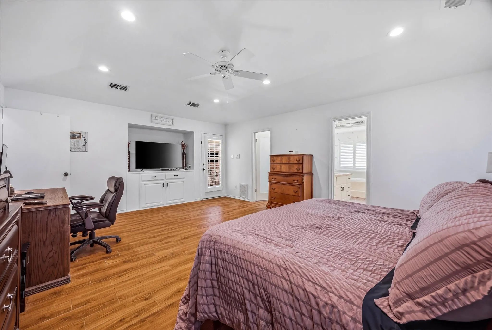 Single Family Residence For Sale in Dallas County , 106 Barnes Bridge Road, Sunnyvale, Texas 75182, 4 Bedroom, 3 Bathroom, 2 Garage spaces, 2,692 Sqft, built in 1986, mls#21392597, Real Estate Agent in Sunnyvale, Homes For Sale in Dallas county, Homes For Sale in Sunnyvale, Realtor in Sunnyvale Texas, Real Estate Brokerage Independent Realty Texas, Luminita Cordes Realtor