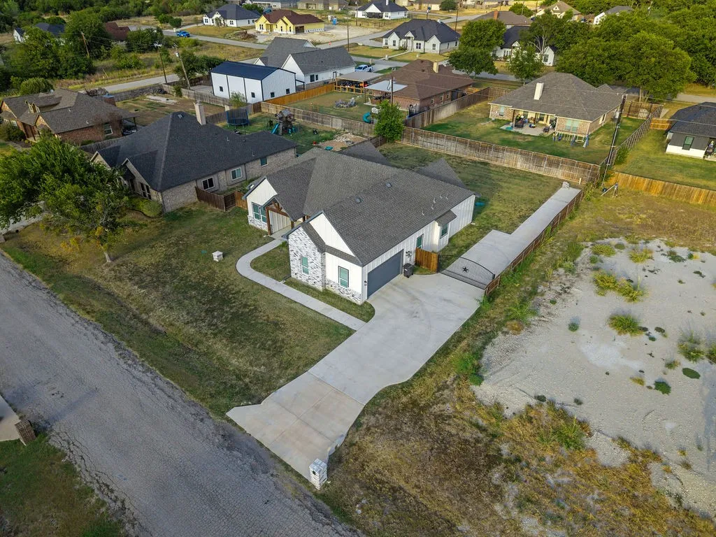 Single Family Residence For Sale in Tarrant County , 5637 Pollys Way, Fort Worth, Texas 76126, 3 Bedroom, 4 Bathroom, 2 Garage spaces, 2,535 Sqft, built in 2023, mls#21390878, Real Estate Agent in Fort Worth, Homes For Sale in Tarrant county, Homes For Sale in Fort Worth, Realtor in Fort Worth Texas, Real Estate Brokerage Independent Realty Texas, Luminita Cordes Realtor