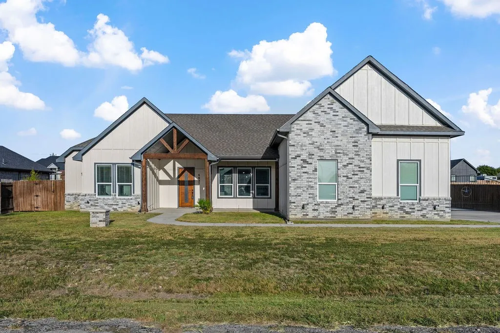 Single Family Residence For Sale in Tarrant County , 5637 Pollys Way, Fort Worth, Texas 76126, 3 Bedroom, 4 Bathroom, 2 Garage spaces, 2,535 Sqft, built in 2023, mls#21390878, Real Estate Agent in Fort Worth, Homes For Sale in Tarrant county, Homes For Sale in Fort Worth, Realtor in Fort Worth Texas, Real Estate Brokerage Independent Realty Texas, Luminita Cordes Realtor