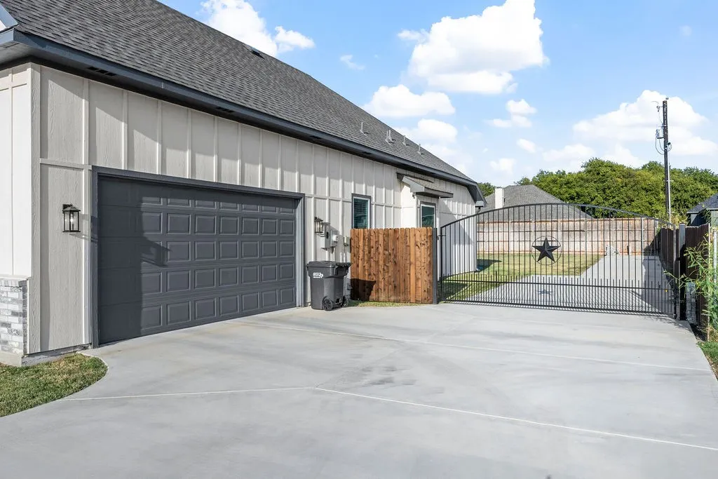 Single Family Residence For Sale in Tarrant County , 5637 Pollys Way, Fort Worth, Texas 76126, 3 Bedroom, 4 Bathroom, 2 Garage spaces, 2,535 Sqft, built in 2023, mls#21390878, Real Estate Agent in Fort Worth, Homes For Sale in Tarrant county, Homes For Sale in Fort Worth, Realtor in Fort Worth Texas, Real Estate Brokerage Independent Realty Texas, Luminita Cordes Realtor