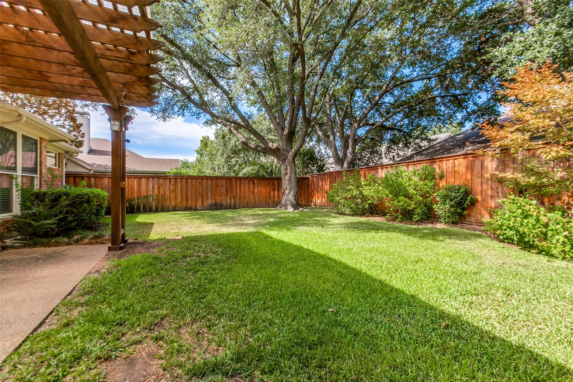 Single Family Residence For Sale in Dallas County , 1740 Glenlivet Drive, Dallas, Texas 75218, 4 Bedroom, 3 Bathroom, 2 Garage spaces, 2,216 Sqft, built in 1999, mls#21392675, Real Estate Agent in Dallas, Homes For Sale in Dallas county, Homes For Sale in Dallas, Realtor in Dallas Texas, Real Estate Brokerage Independent Realty Texas, Luminita Cordes Realtor