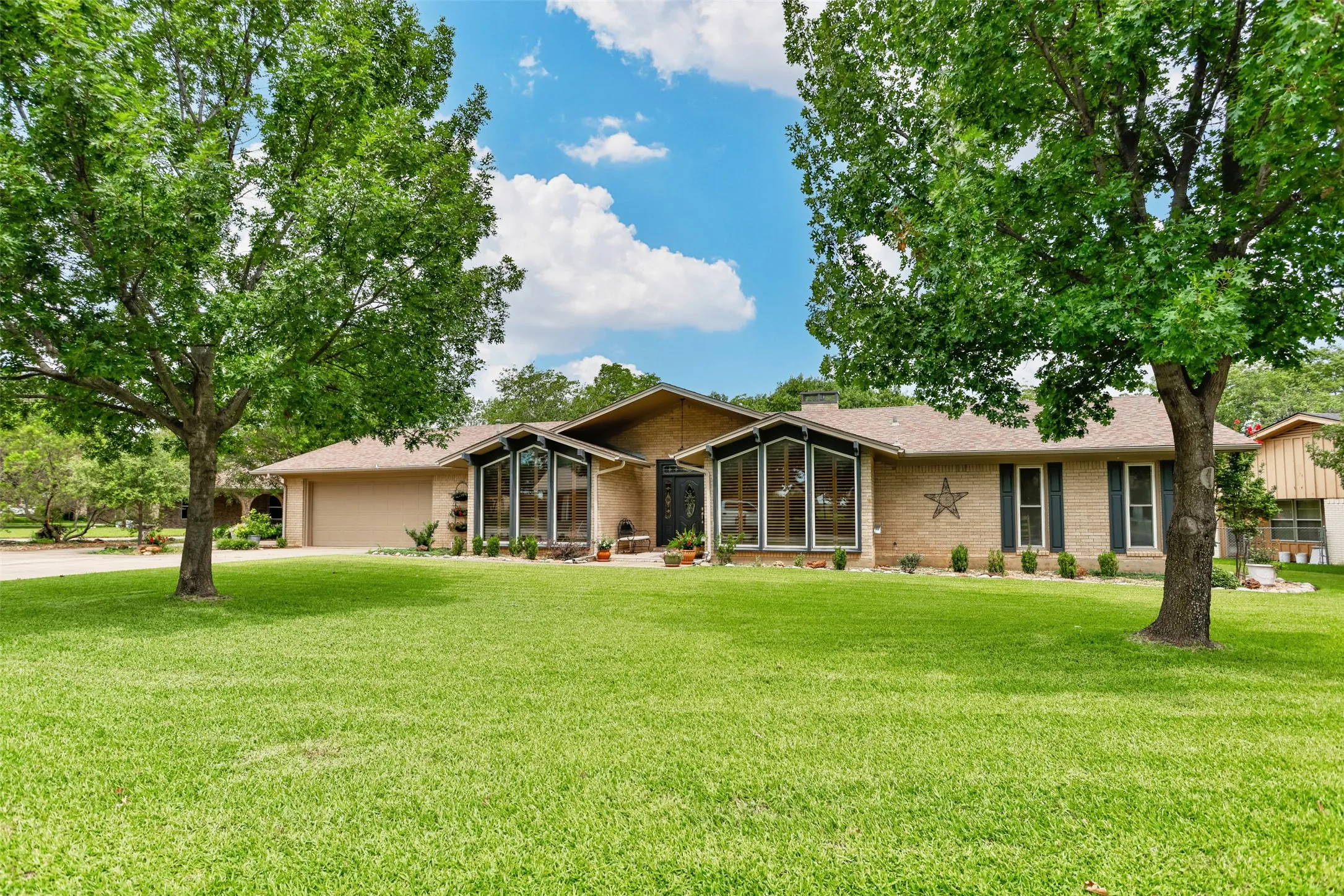 Single Family Residence For Sale in Cooke County , 1904 Tulane Avenue, Gainesville, Texas 76240, 3 Bedroom, 3 Bathroom, 2 Garage spaces, 2,362 Sqft, built in 1965, mls#21393725, Real Estate Agent in Gainesville, Homes For Sale in Cooke county, Homes For Sale in Gainesville, Realtor in Gainesville Texas, Real Estate Brokerage Independent Realty Texas, Luminita Cordes Realtor