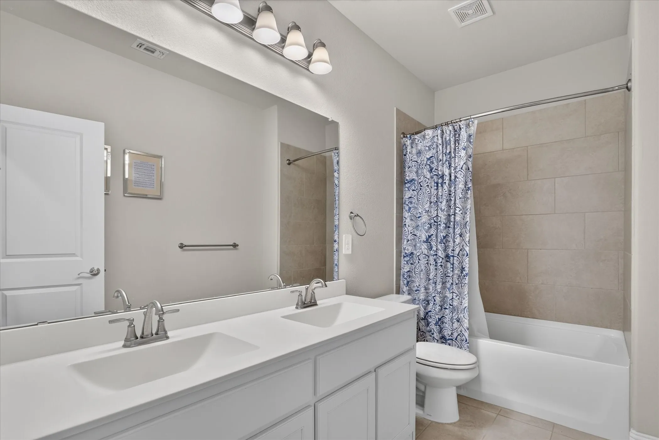 Single Family Residence For Sale in Johnson County , 1070 Mickelson Drive, Granbury, Texas 76048, 3 Bedroom, 2 Bathroom, 2 Garage spaces, 2,313 Sqft, built in 2022, mls#21391838, Real Estate Agent in Granbury, Homes For Sale in Johnson county, Homes For Sale in Granbury, Realtor in Granbury Texas, Real Estate Brokerage Independent Realty Texas, Luminita Cordes Realtor