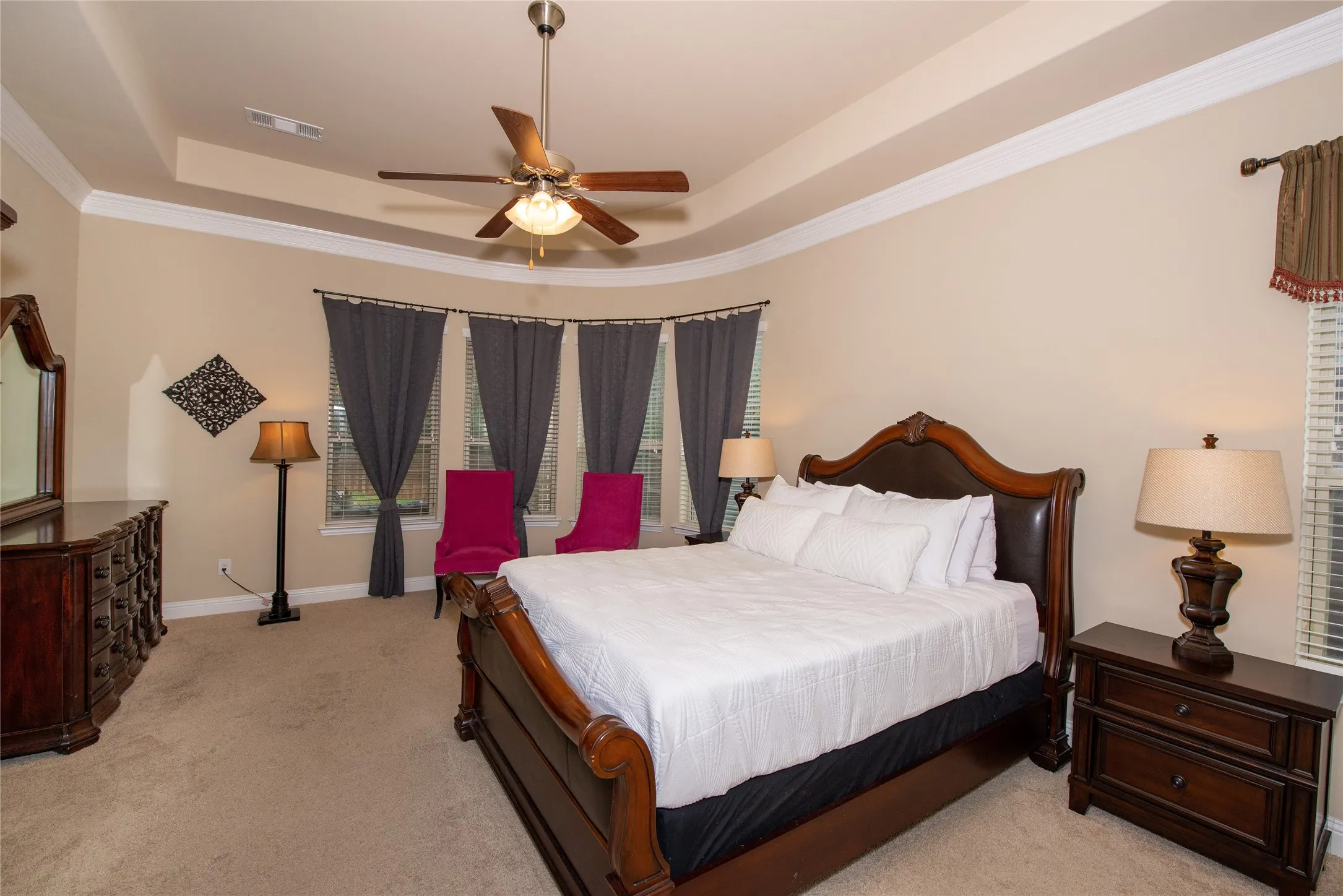 Tray ceiling with crown molding and ceiling fan