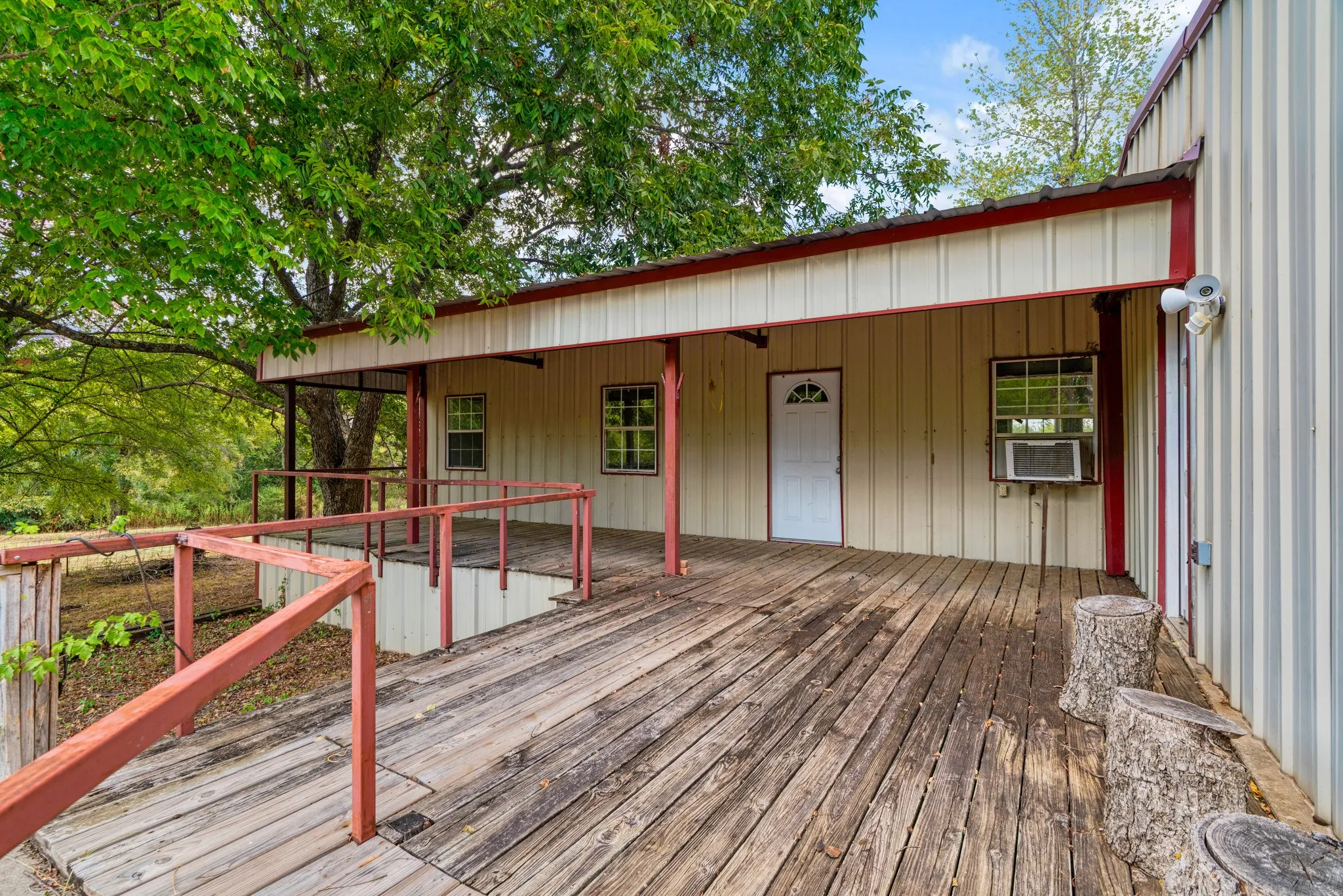 Expansive deck for outdoor dining, entertaining and quiet country evenings