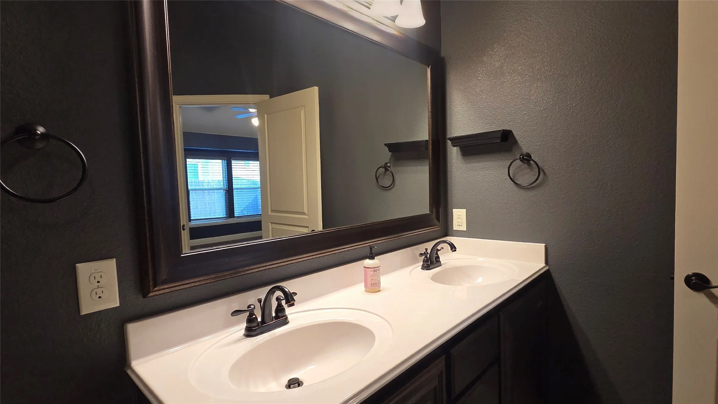 Single Family Residence For Rent in Collin County , 525 Bamborough Drive, Anna, Texas 75409, 4 Bedroom, 2 Bathroom, 2 Garage spaces, 2,045 Sqft, built in 2016, mls#21393728, Real Estate Agent in Anna, Homes For Rent in Collin county, Homes For Rent in Anna, Realtor in Anna Texas, Real Estate Brokerage Independent Realty Texas, Luminita Cordes Realtor