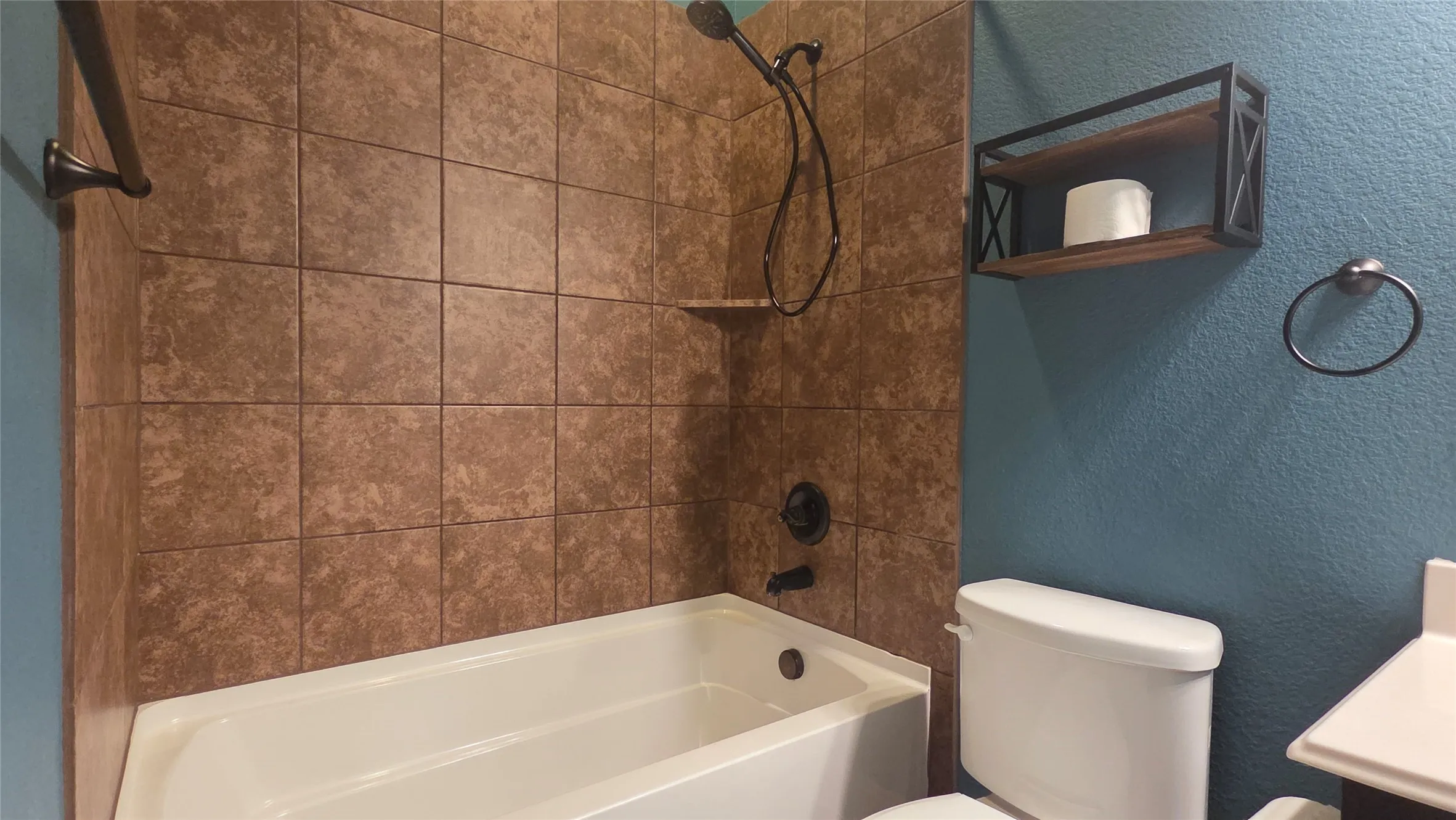 Single Family Residence For Rent in Collin County , 525 Bamborough Drive, Anna, Texas 75409, 4 Bedroom, 2 Bathroom, 2 Garage spaces, 2,045 Sqft, built in 2016, mls#21393728, Real Estate Agent in Anna, Homes For Rent in Collin county, Homes For Rent in Anna, Realtor in Anna Texas, Real Estate Brokerage Independent Realty Texas, Luminita Cordes Realtor