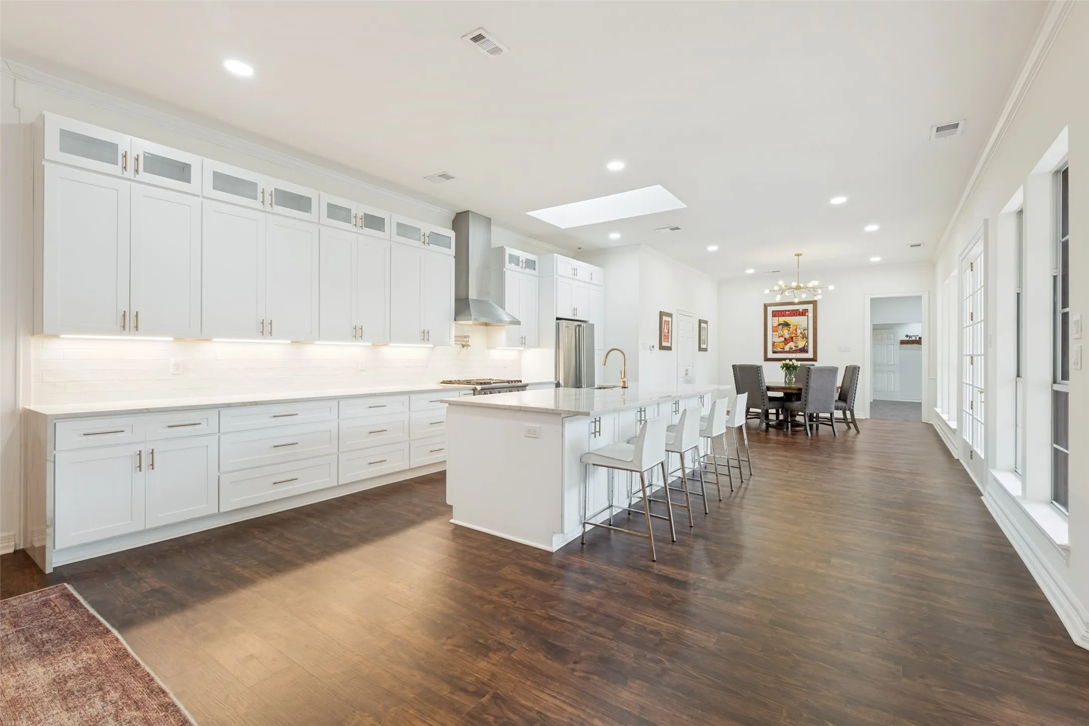 Single Family Residence For Sale in Dallas County , 7 Carmarthen Court, Dallas, Texas 75225, 4 Bedroom, 4 Bathroom, 2 Garage spaces, 4,469 Sqft, built in 1985, mls#21382669, Real Estate Agent in Dallas, Homes For Sale in Dallas county, Homes For Sale in Dallas, Realtor in Dallas Texas, Real Estate Brokerage Independent Realty Texas, Luminita Cordes Realtor