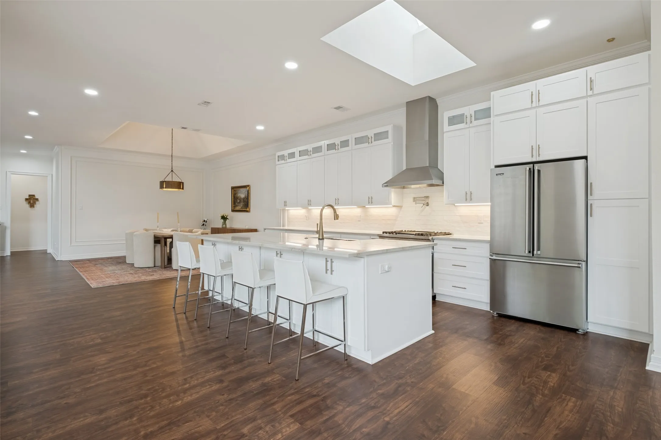 Single Family Residence For Sale in Dallas County , 7 Carmarthen Court, Dallas, Texas 75225, 4 Bedroom, 4 Bathroom, 2 Garage spaces, 4,469 Sqft, built in 1985, mls#21382669, Real Estate Agent in Dallas, Homes For Sale in Dallas county, Homes For Sale in Dallas, Realtor in Dallas Texas, Real Estate Brokerage Independent Realty Texas, Luminita Cordes Realtor