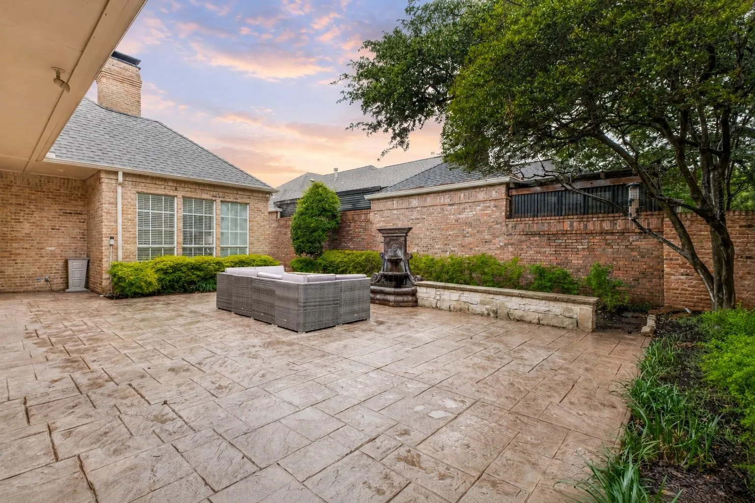 Single Family Residence For Sale in Dallas County , 7 Carmarthen Court, Dallas, Texas 75225, 4 Bedroom, 4 Bathroom, 2 Garage spaces, 4,469 Sqft, built in 1985, mls#21382669, Real Estate Agent in Dallas, Homes For Sale in Dallas county, Homes For Sale in Dallas, Realtor in Dallas Texas, Real Estate Brokerage Independent Realty Texas, Luminita Cordes Realtor